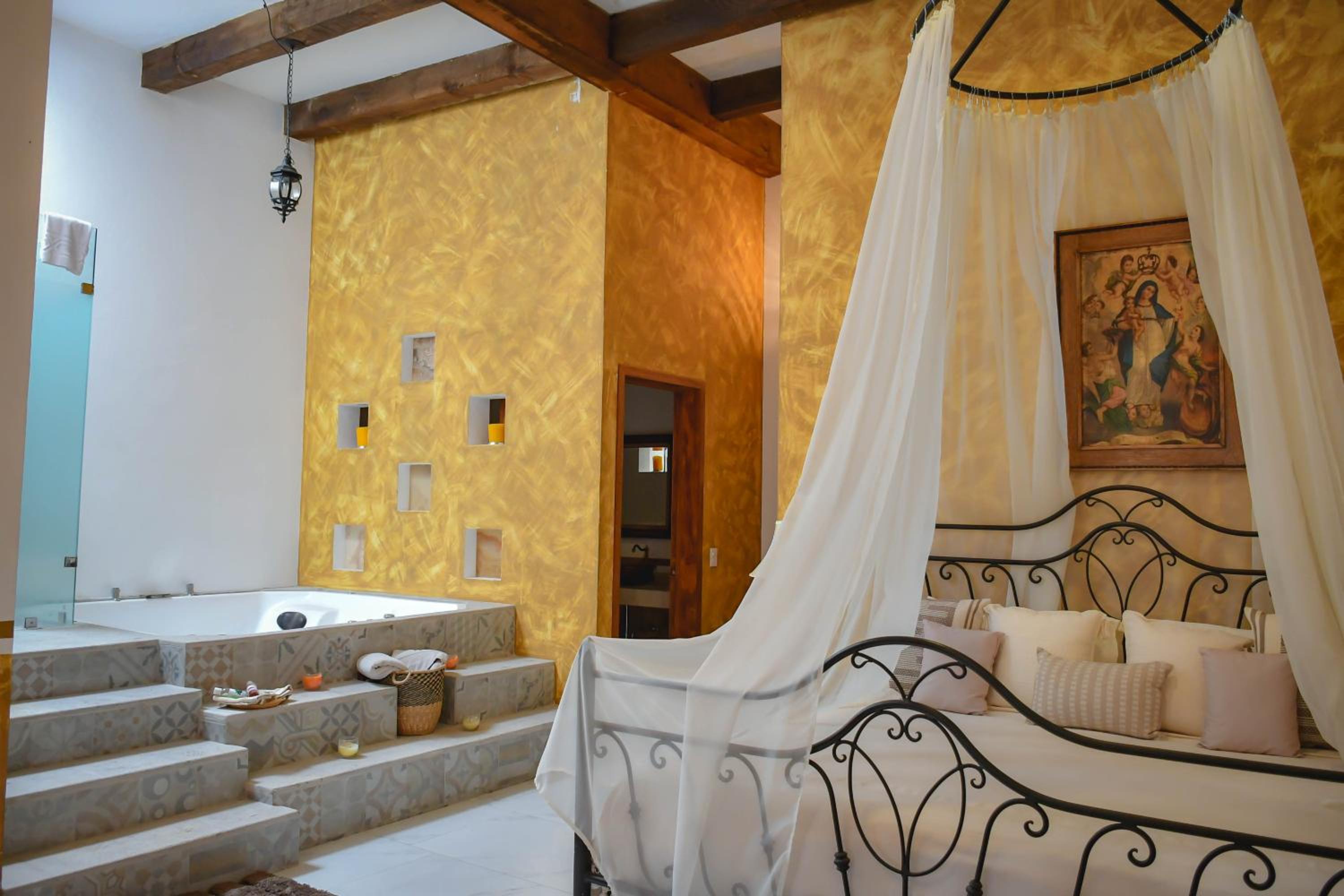 Deluxe Suite with Spa Bath - Photo 5