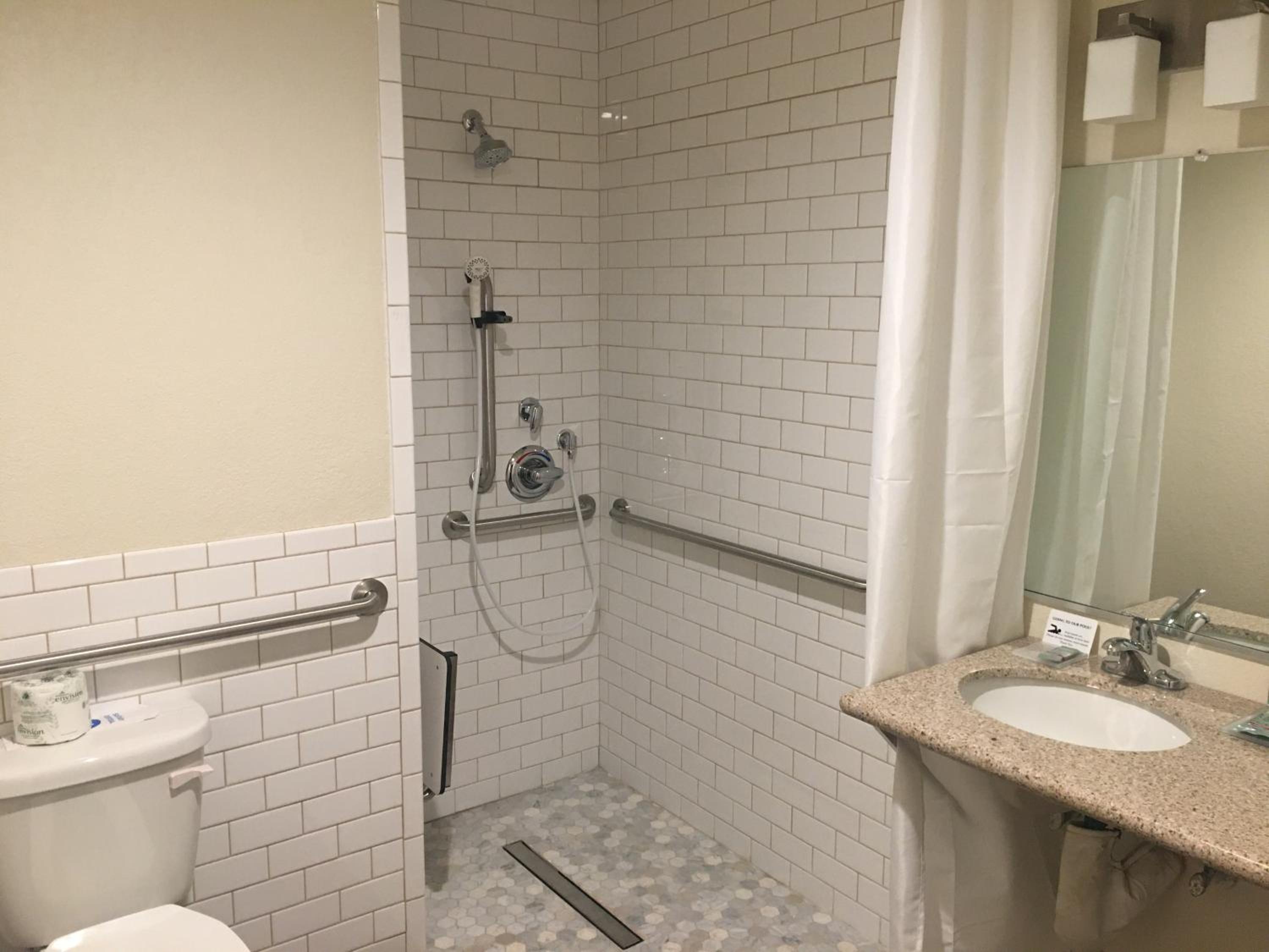 King Room with Roll-in Shower - Disability Access/Non-Smoking - Photo 2