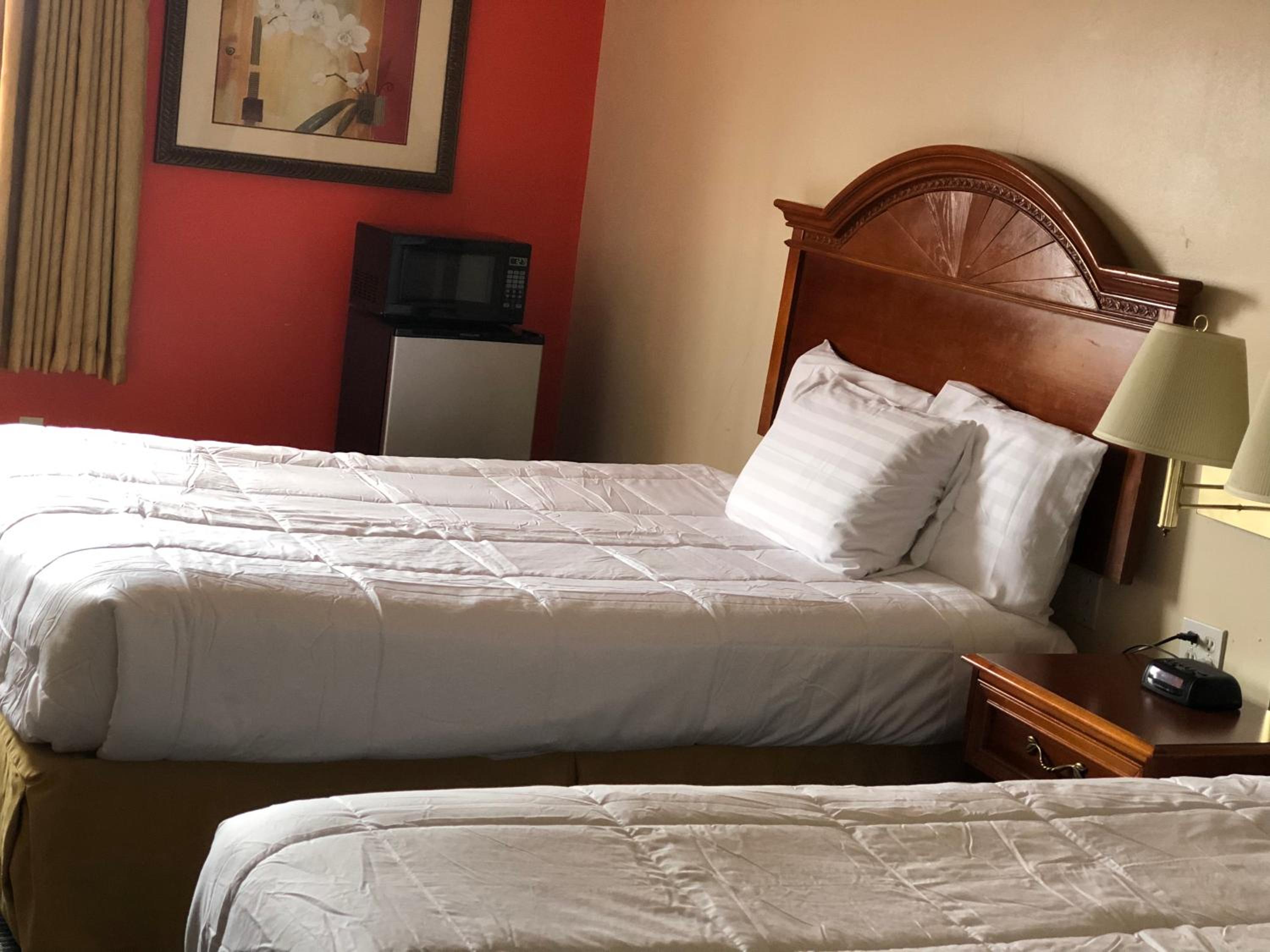 Queen Room with Two Queen Beds - Photo 7