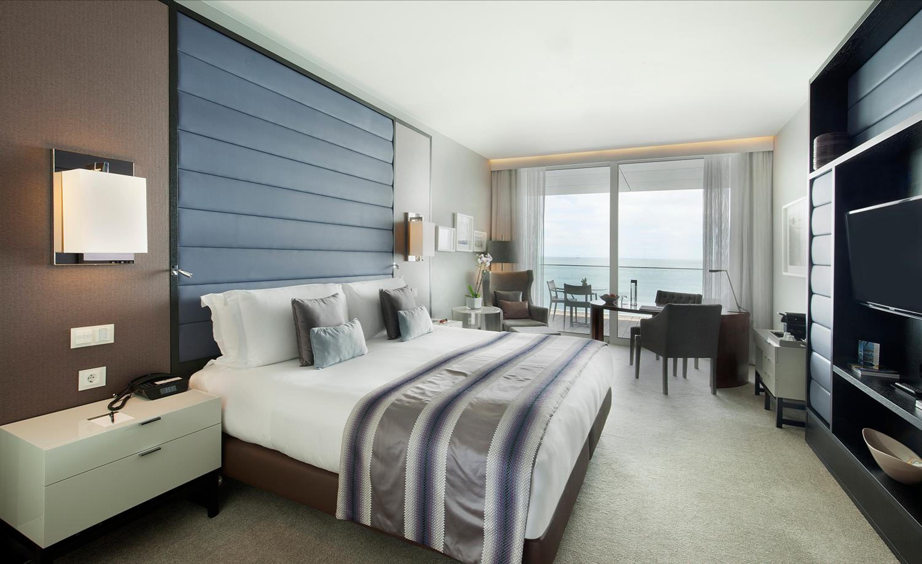 Premium King Room with One King Bed (Non Smoking) thumbnail 6