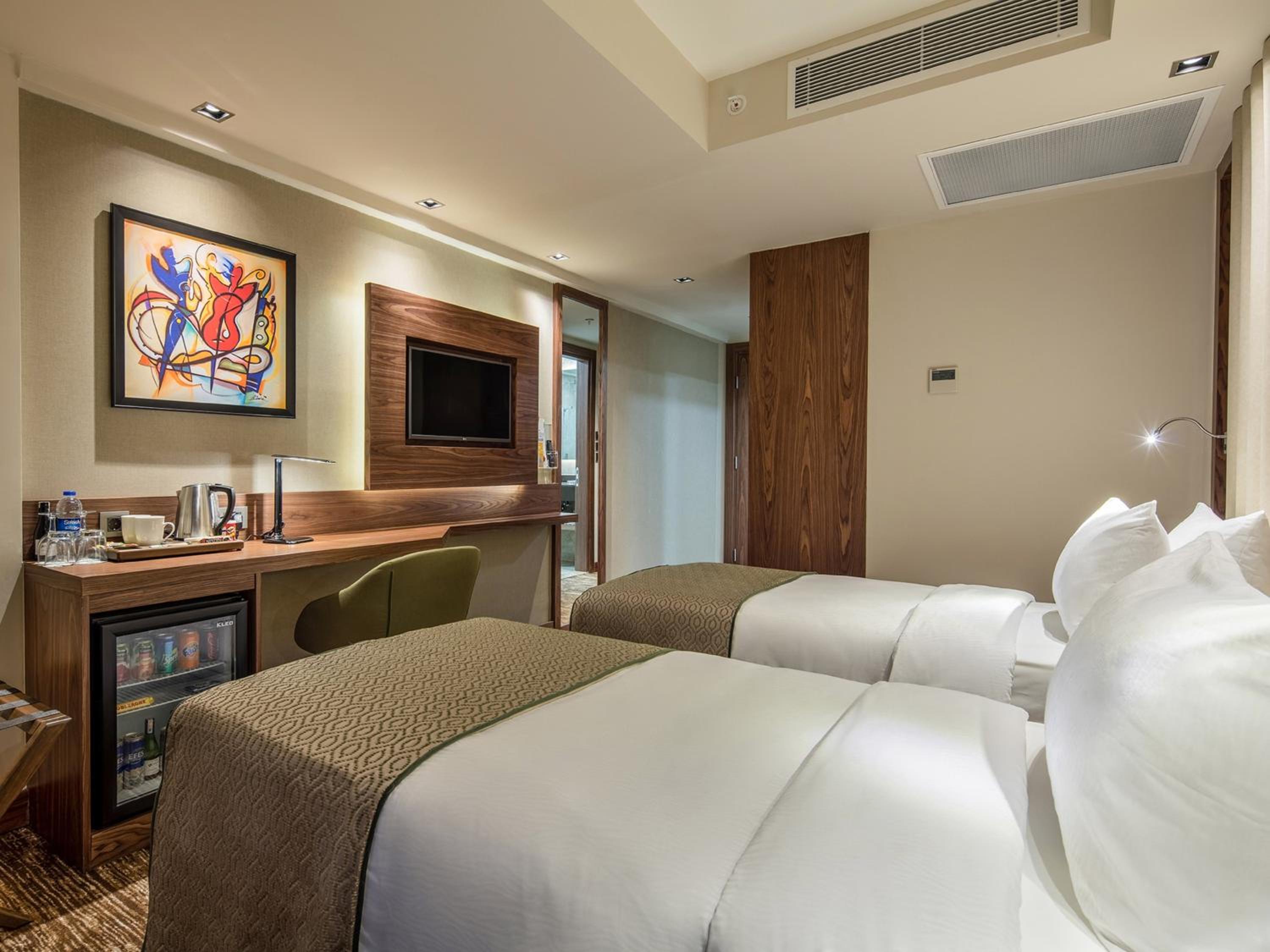Standard Twin Room with City View thumbnail 5
