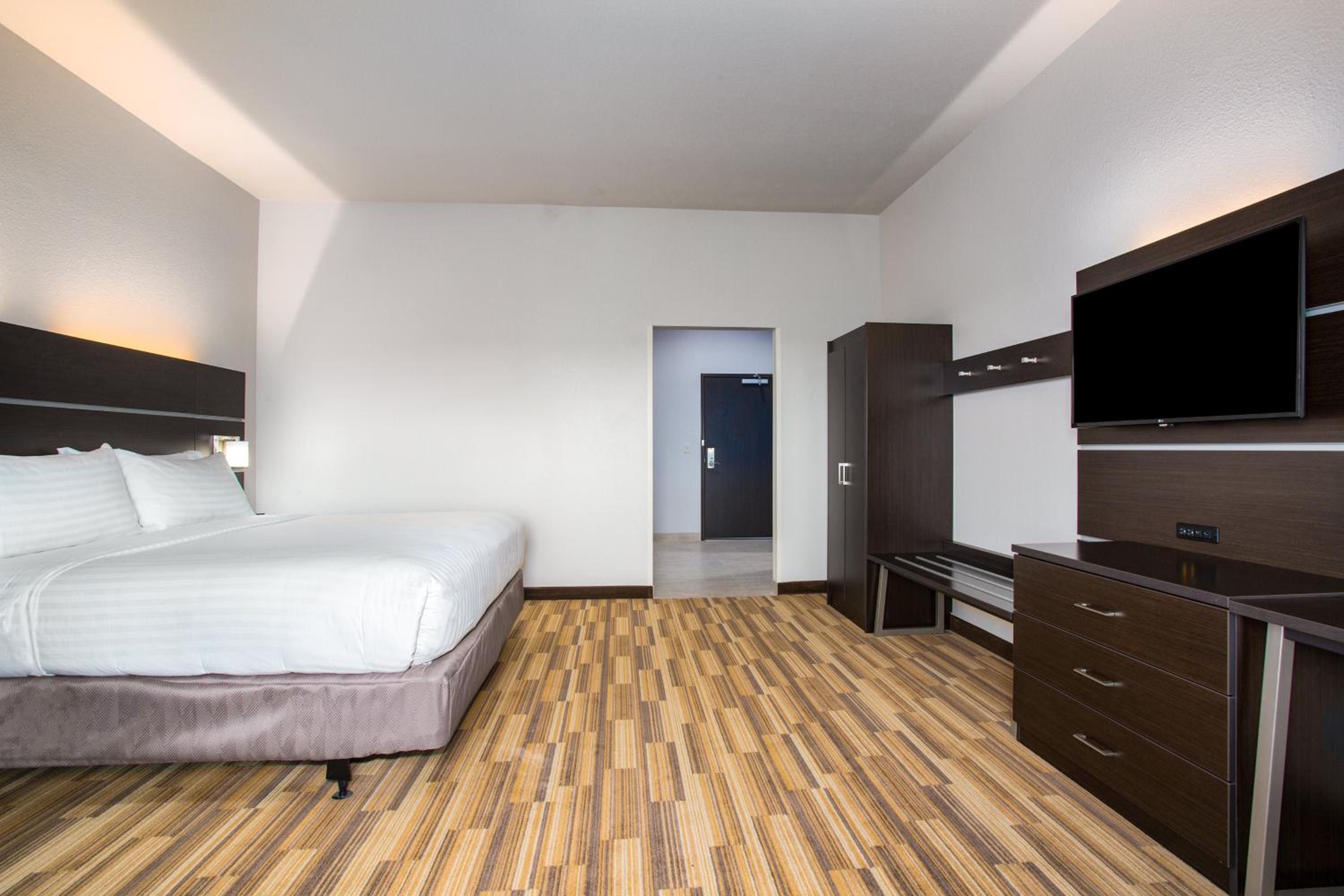 Standard King Room with Roll In Shower - Communications/Mobility Accessible