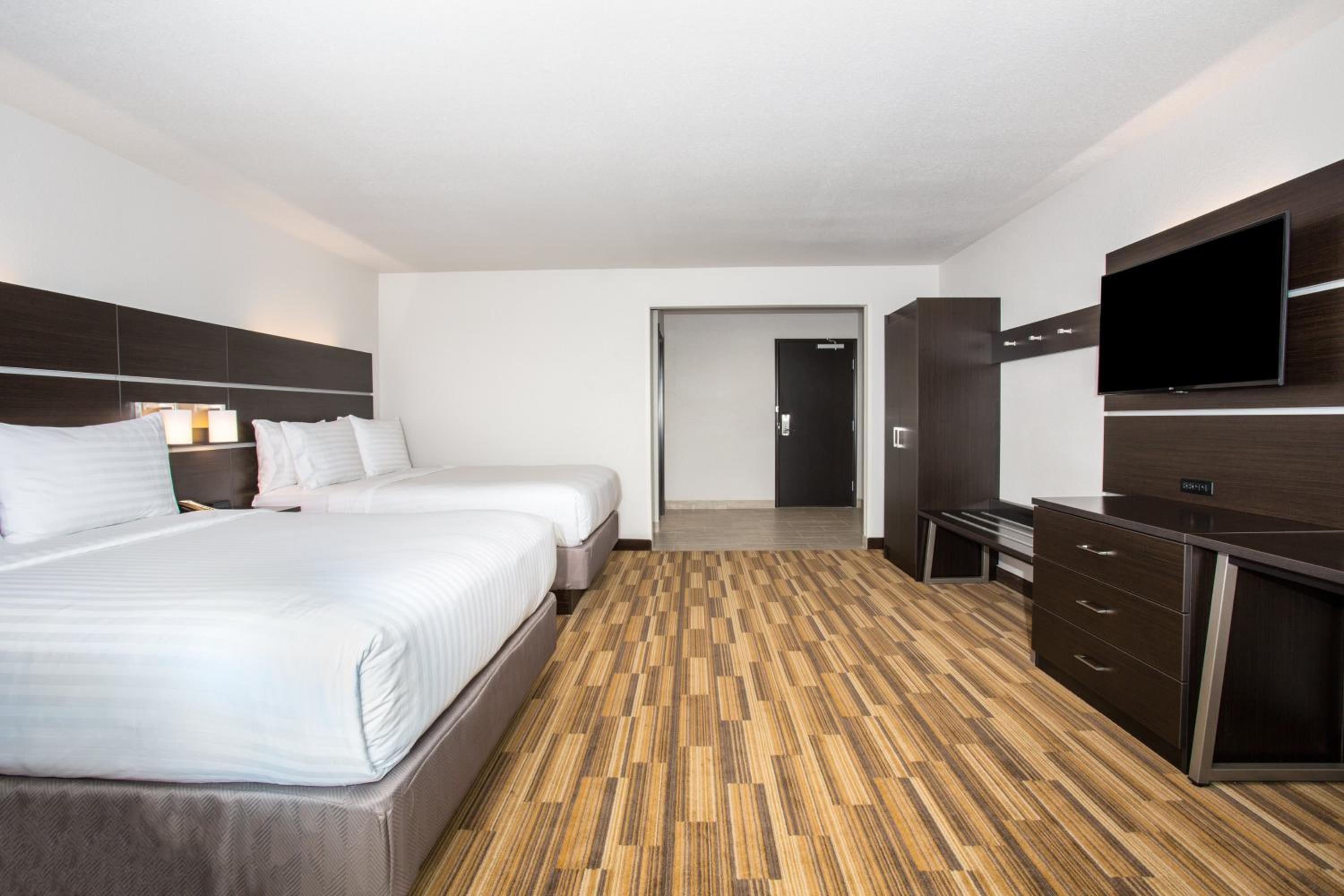 Standard Queen Room with Two Queen Beds and Tub - Mobility/Communications Accessible photo 1