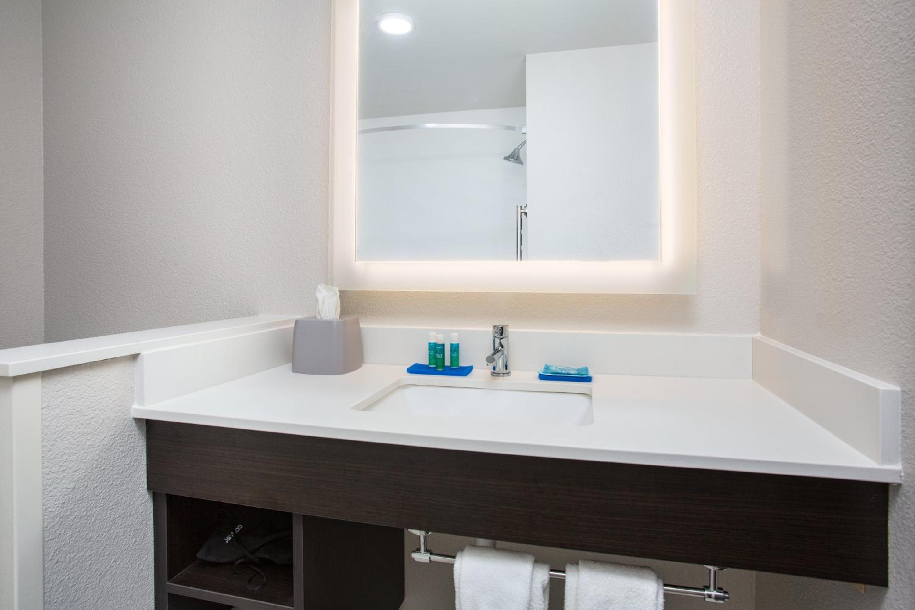 Standard Queen Room with Two Queen Beds and Tub - Mobility/Communications Accessible photo 2