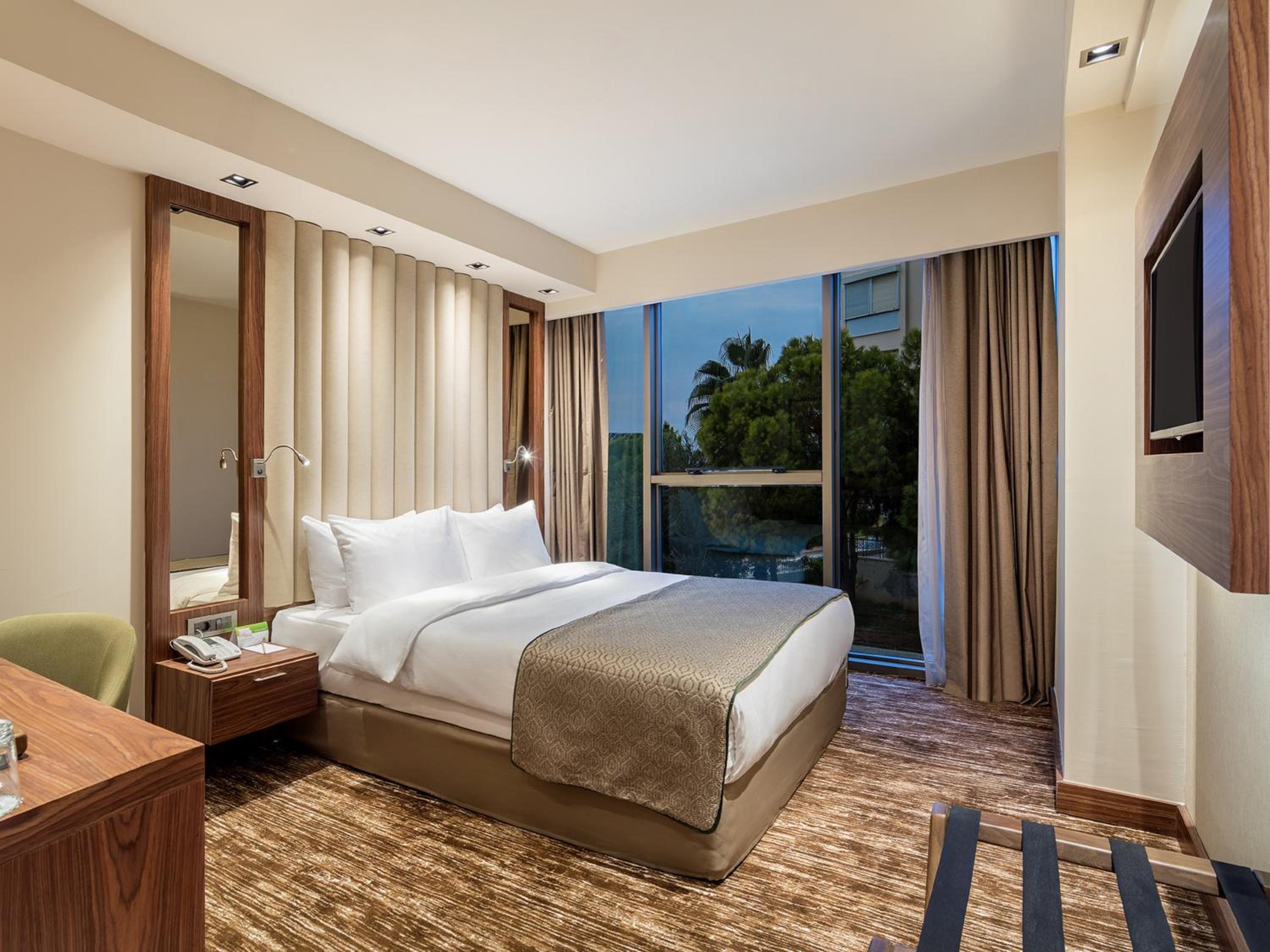 Standard Queen Room with City View - Disability Access