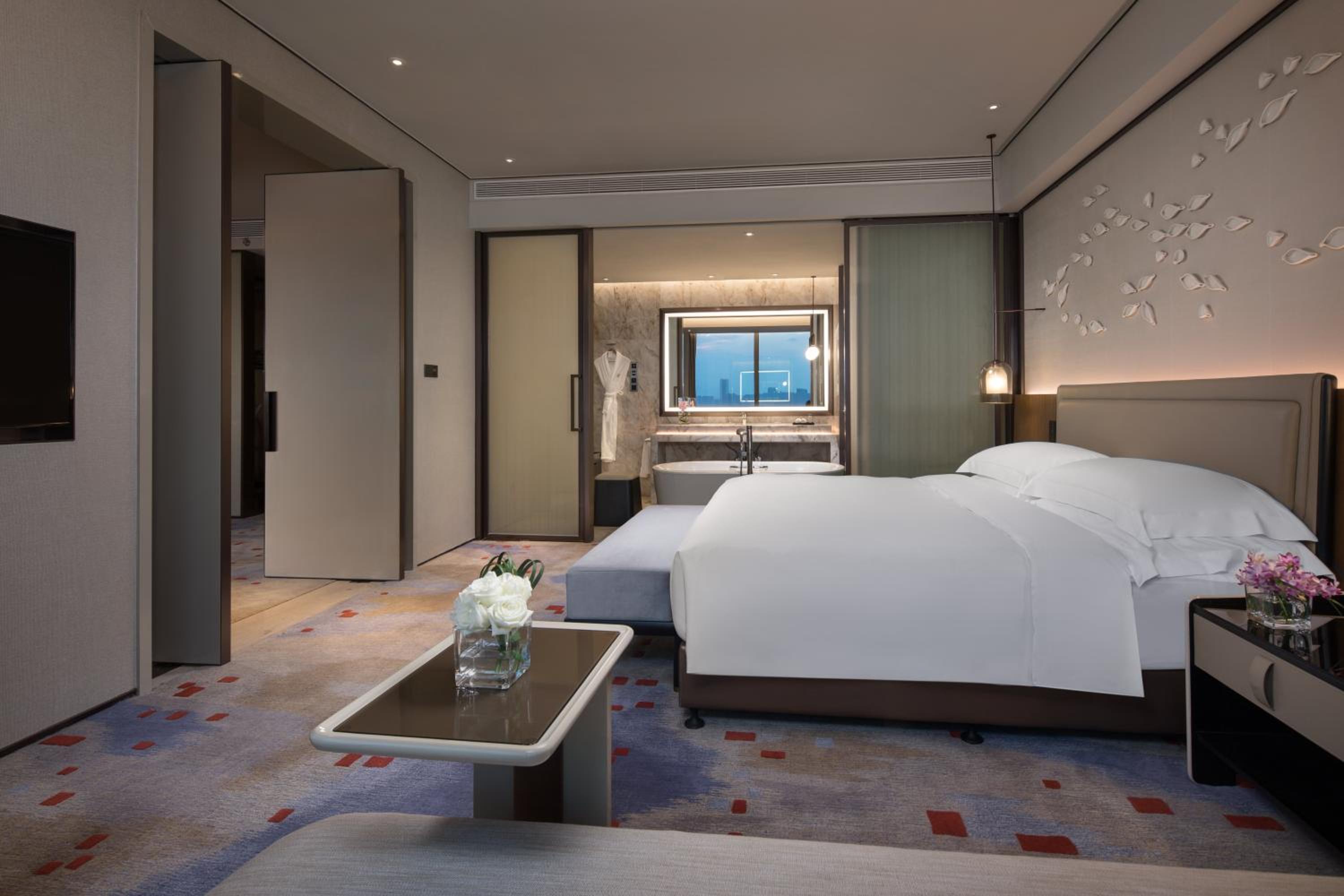 One-Bedroom Suite with Sky Wheel View