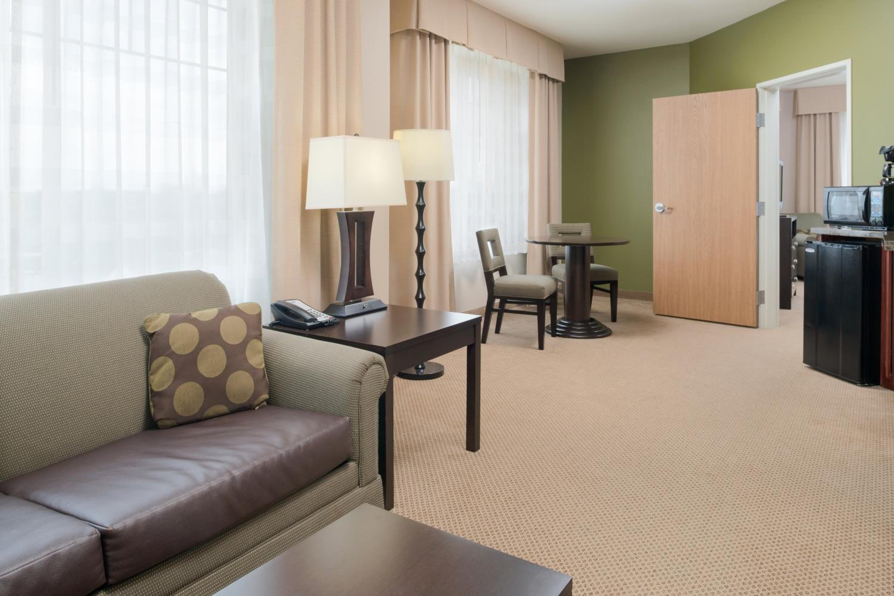 One-Bedroom Queen Suite - Photo 3