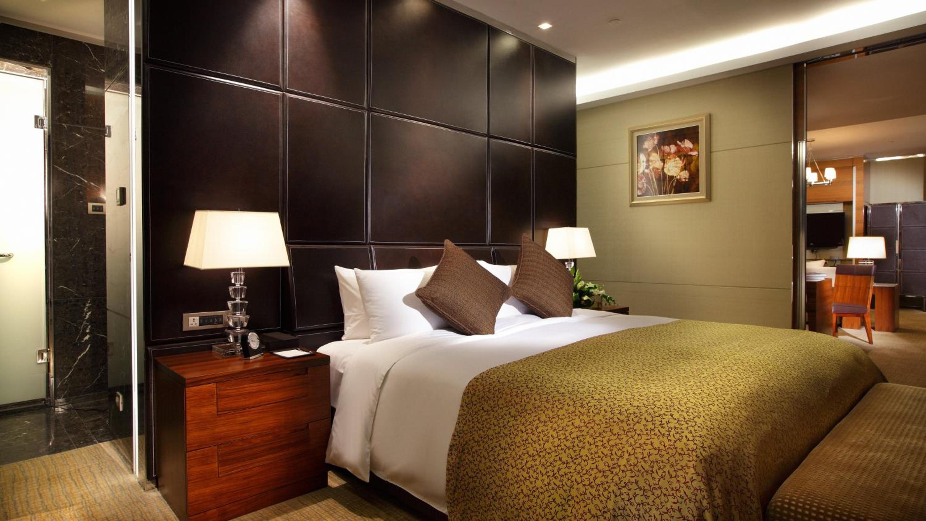 One-Bedroom King Suite with Lake View - Photo 8