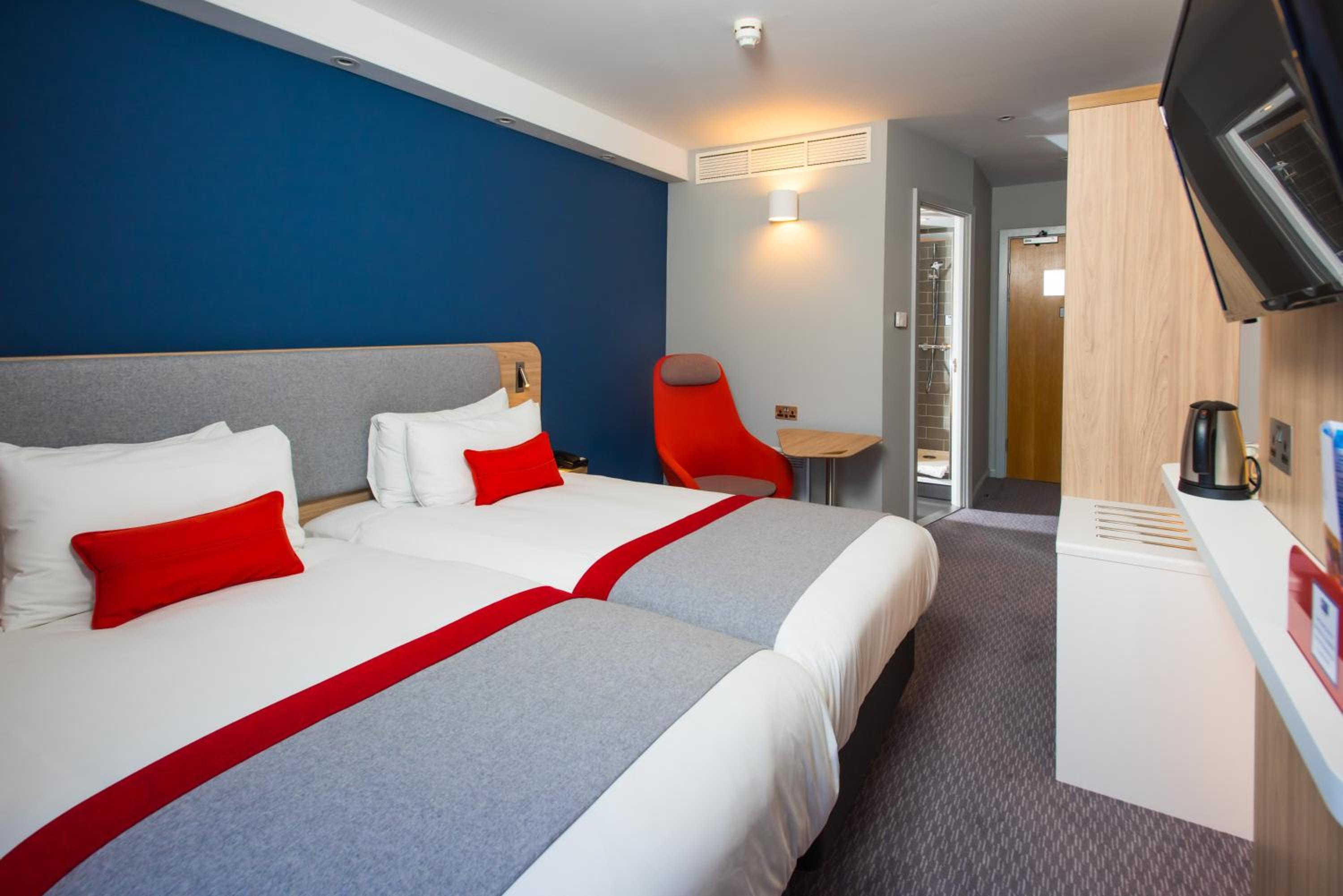 Standard Twin Room with Free Hot Breakfast - Photo 5