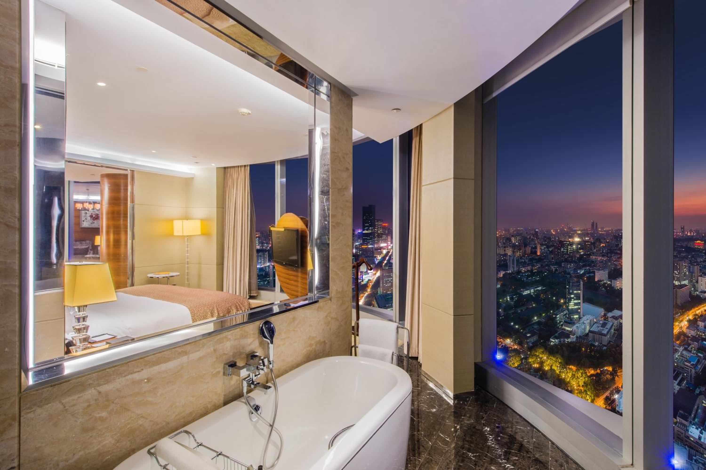 One-Bedroom King Suite with Lake View - Photo 9