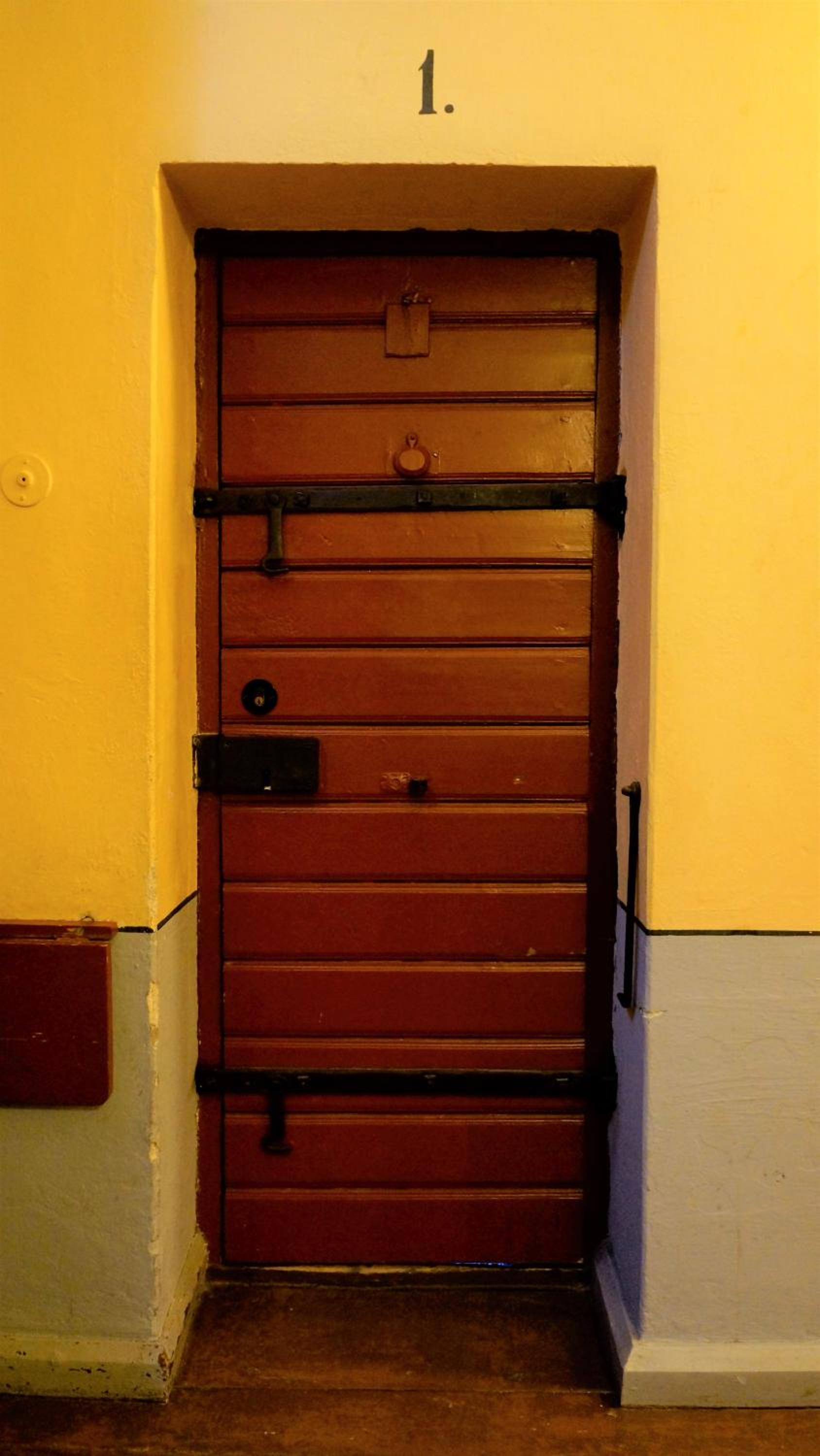 Single Cell with Shared Bathroom - Hostel Room photo 2