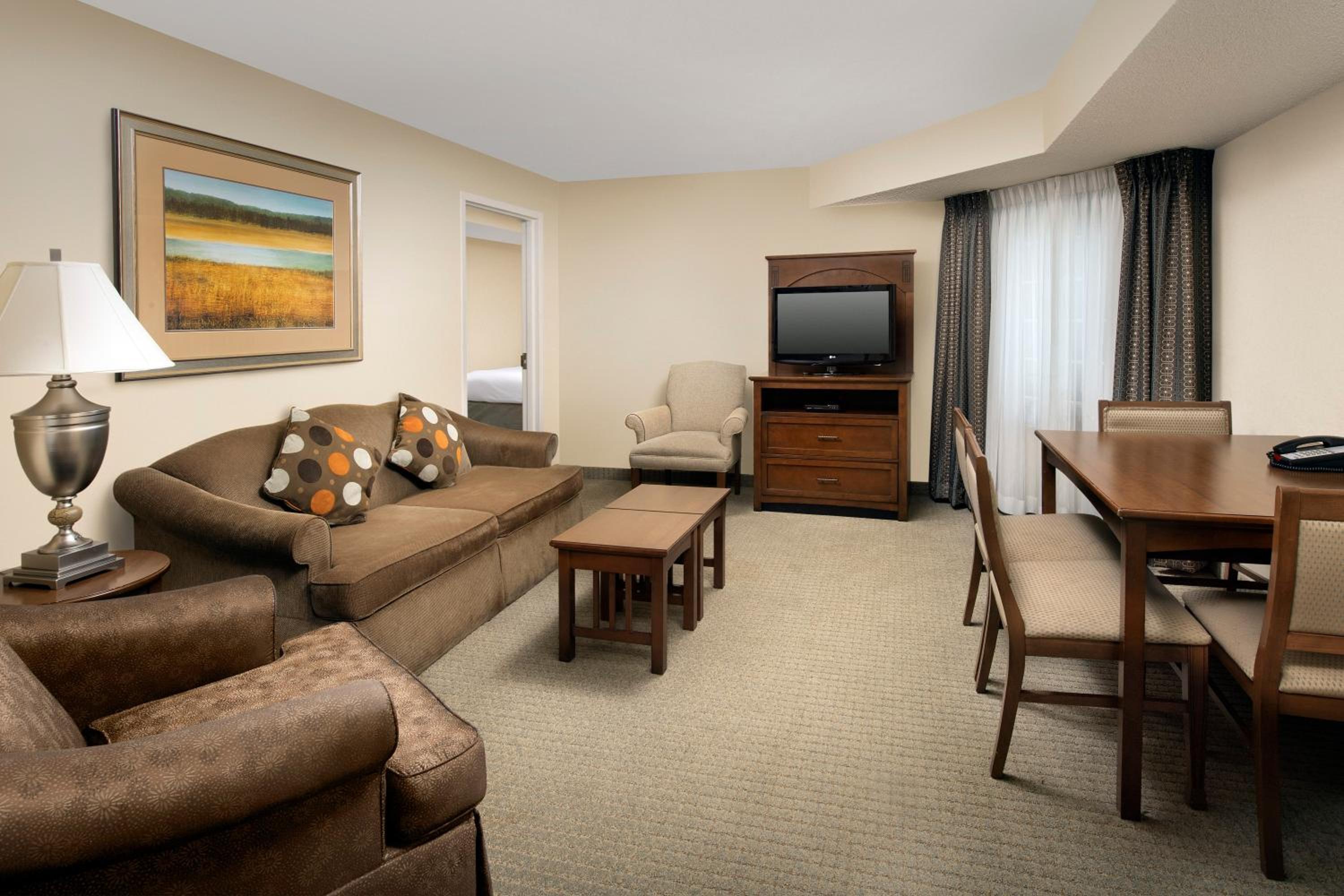Two-Bedroom Suite with One King Bed, Two Queen Beds and One Sofa Bed - Photo 3