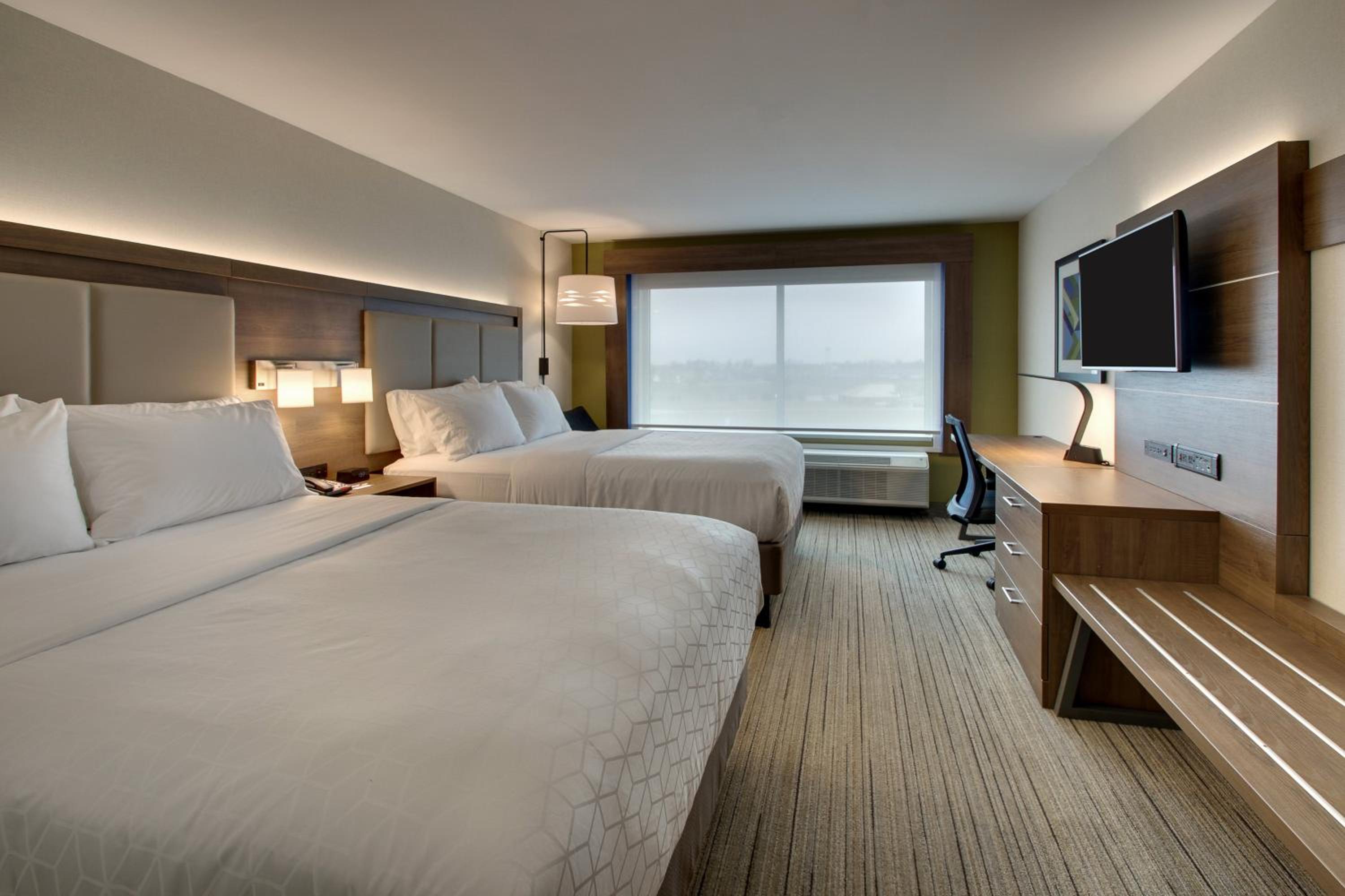Standard Queen Room with Two Queen Beds photo 2