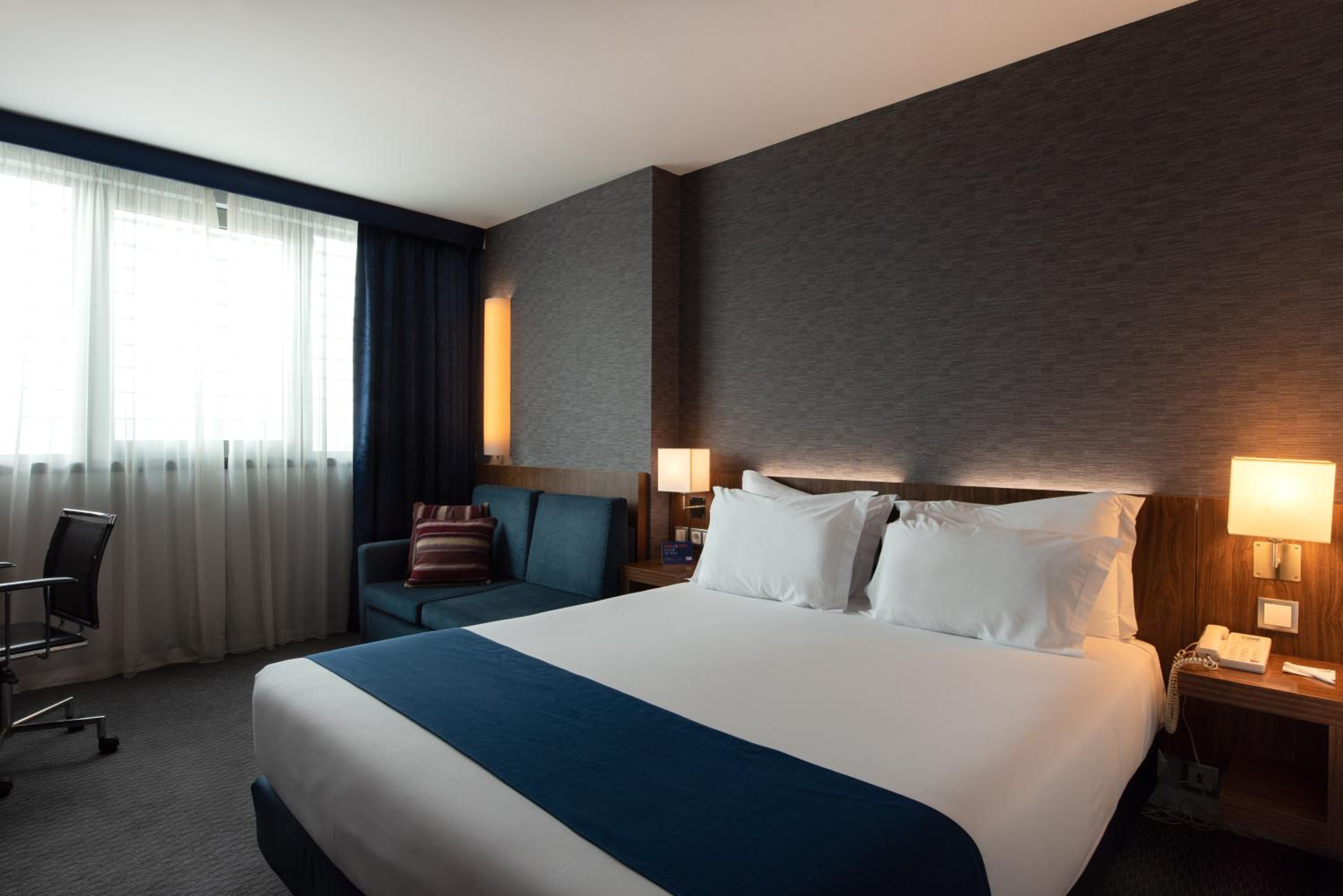Standard Room with Free Breakfast thumbnail 5