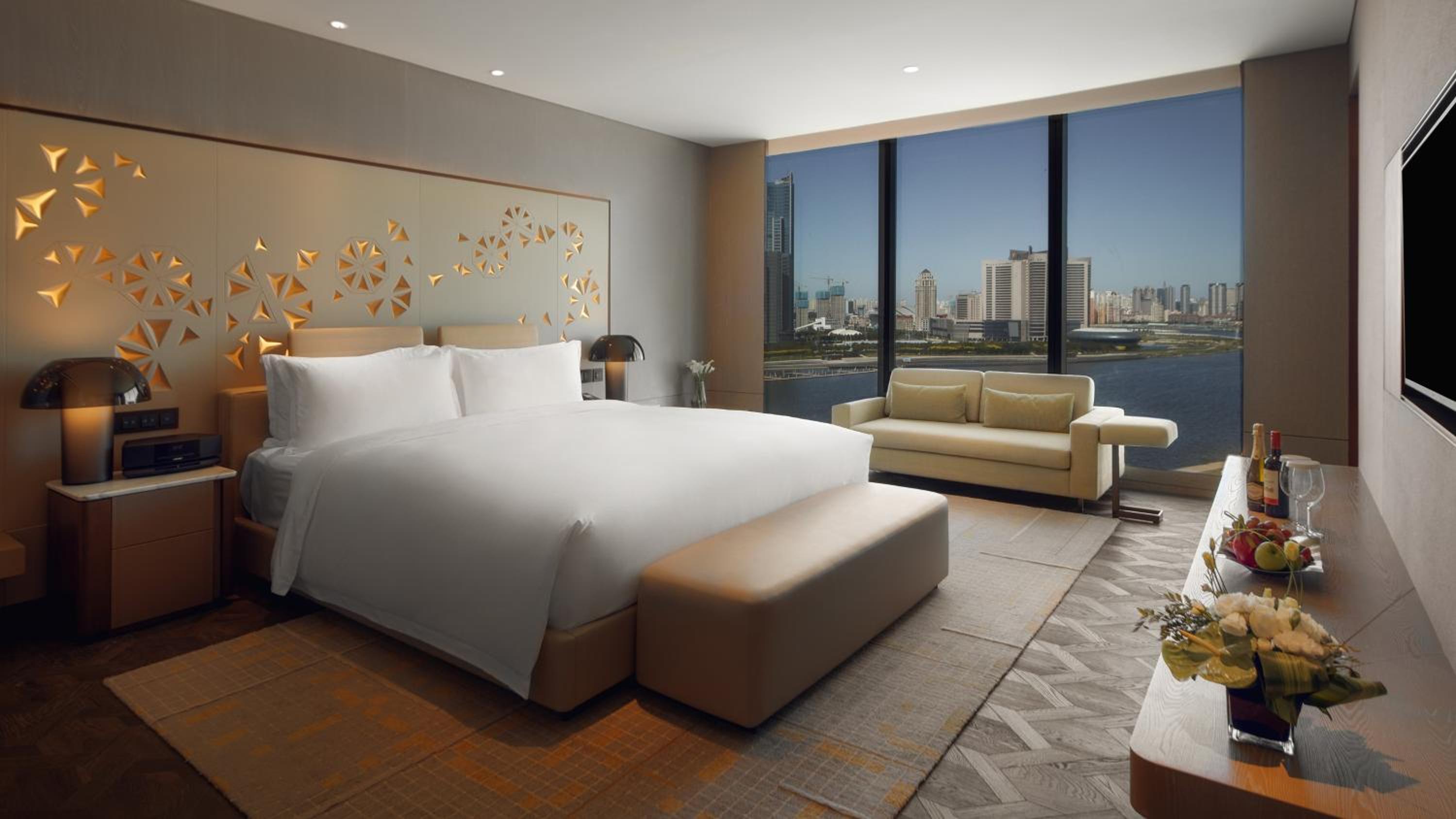 One-Bedroom Suite with Dining Area
