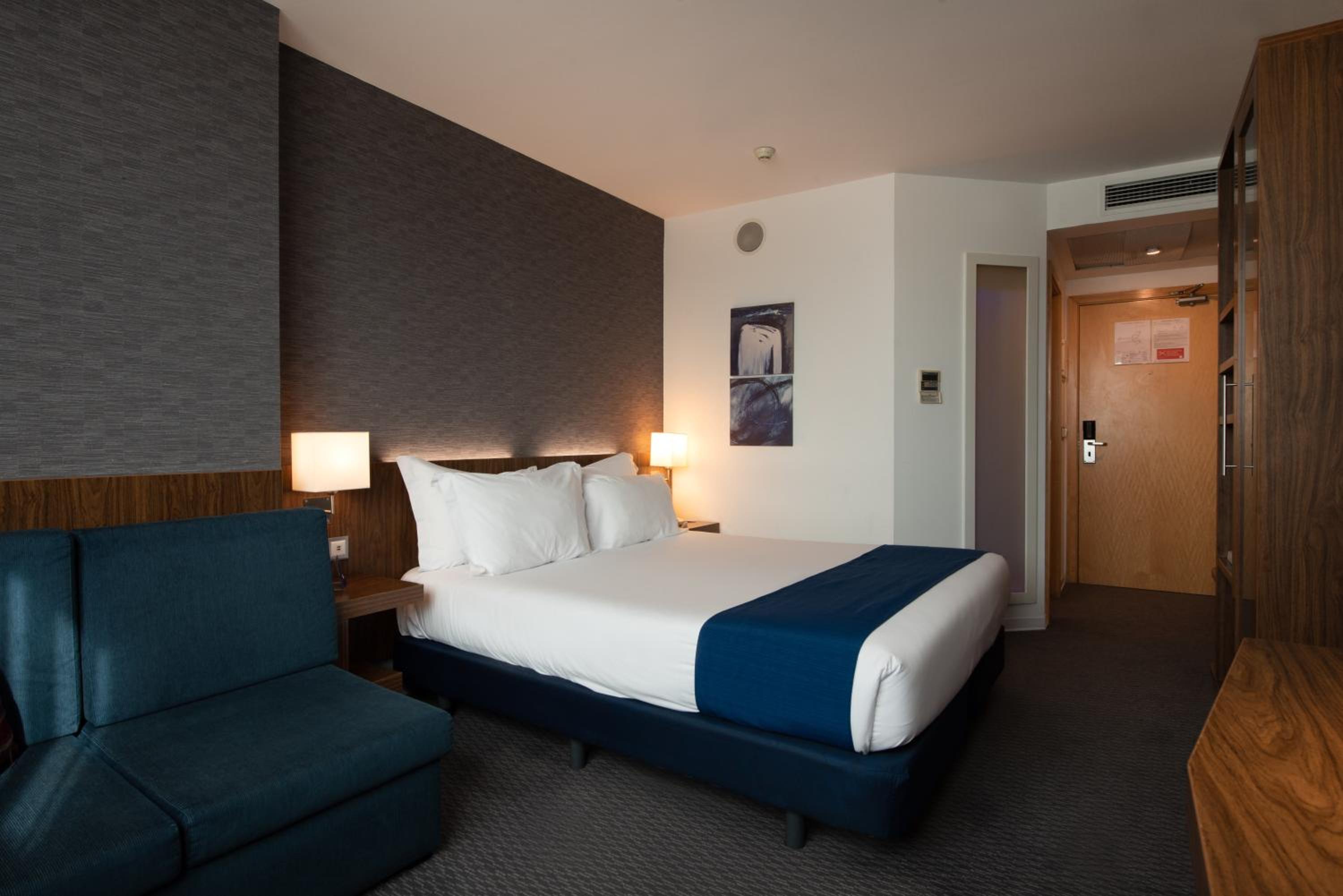 Standard Room with Free Breakfast thumbnail 6