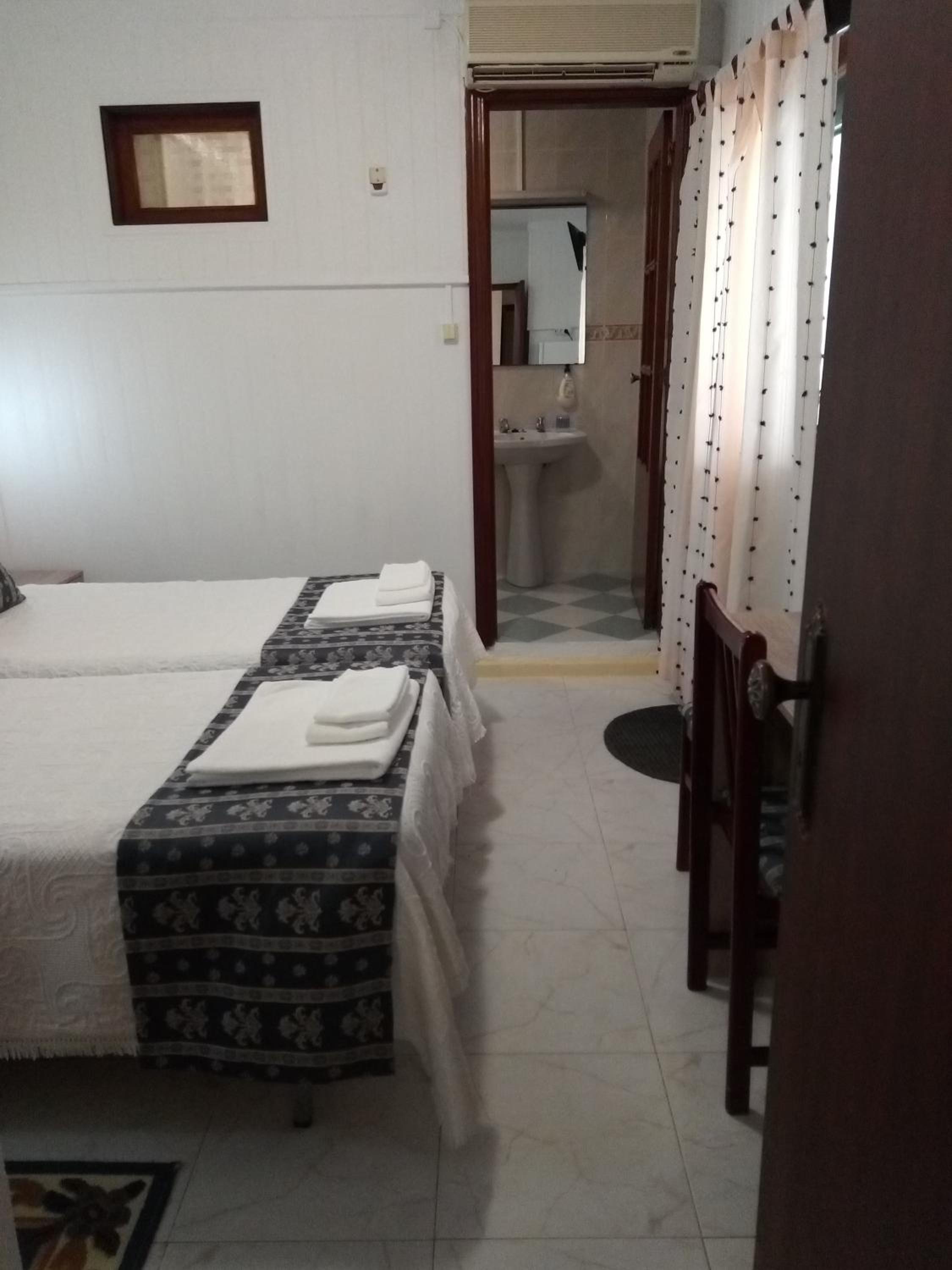 Triple Room with Private Bathroom - Photo 6