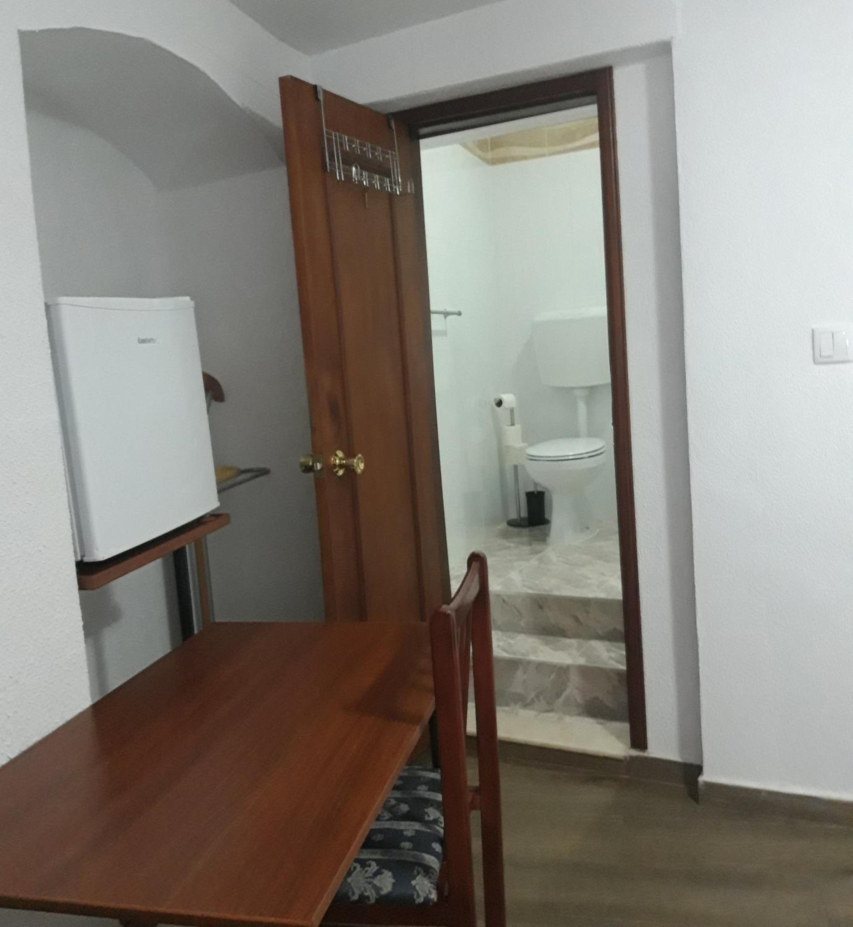 Double Room with Private Bathroom - Photo 8