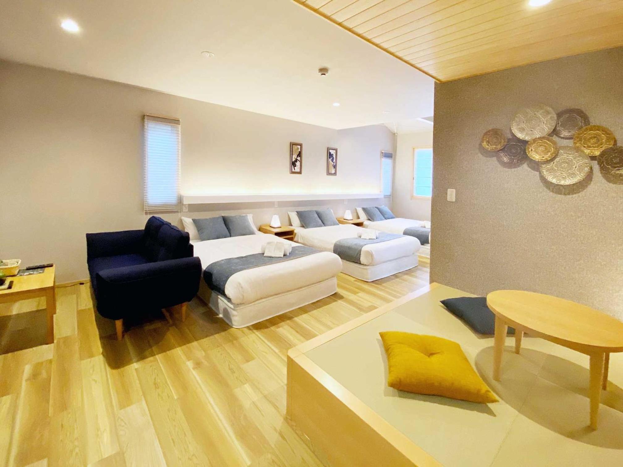 Deluxe Family Suite - Photo 17