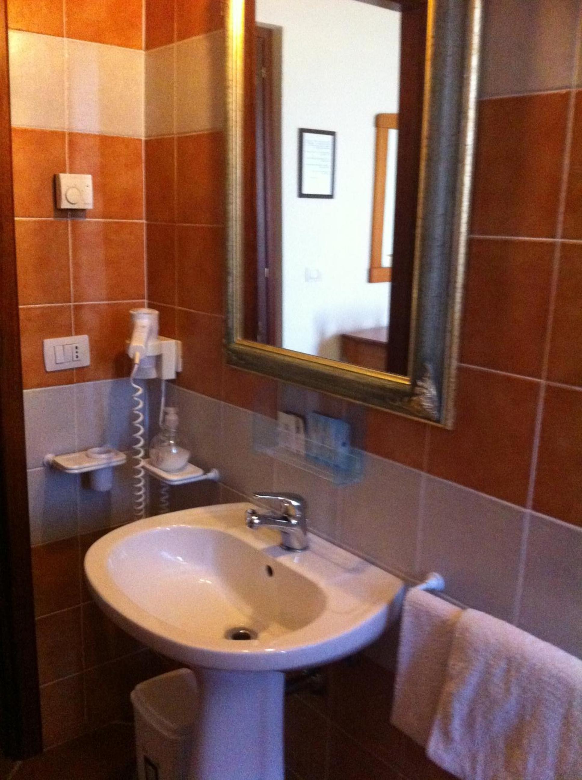Double Room - Photo 8