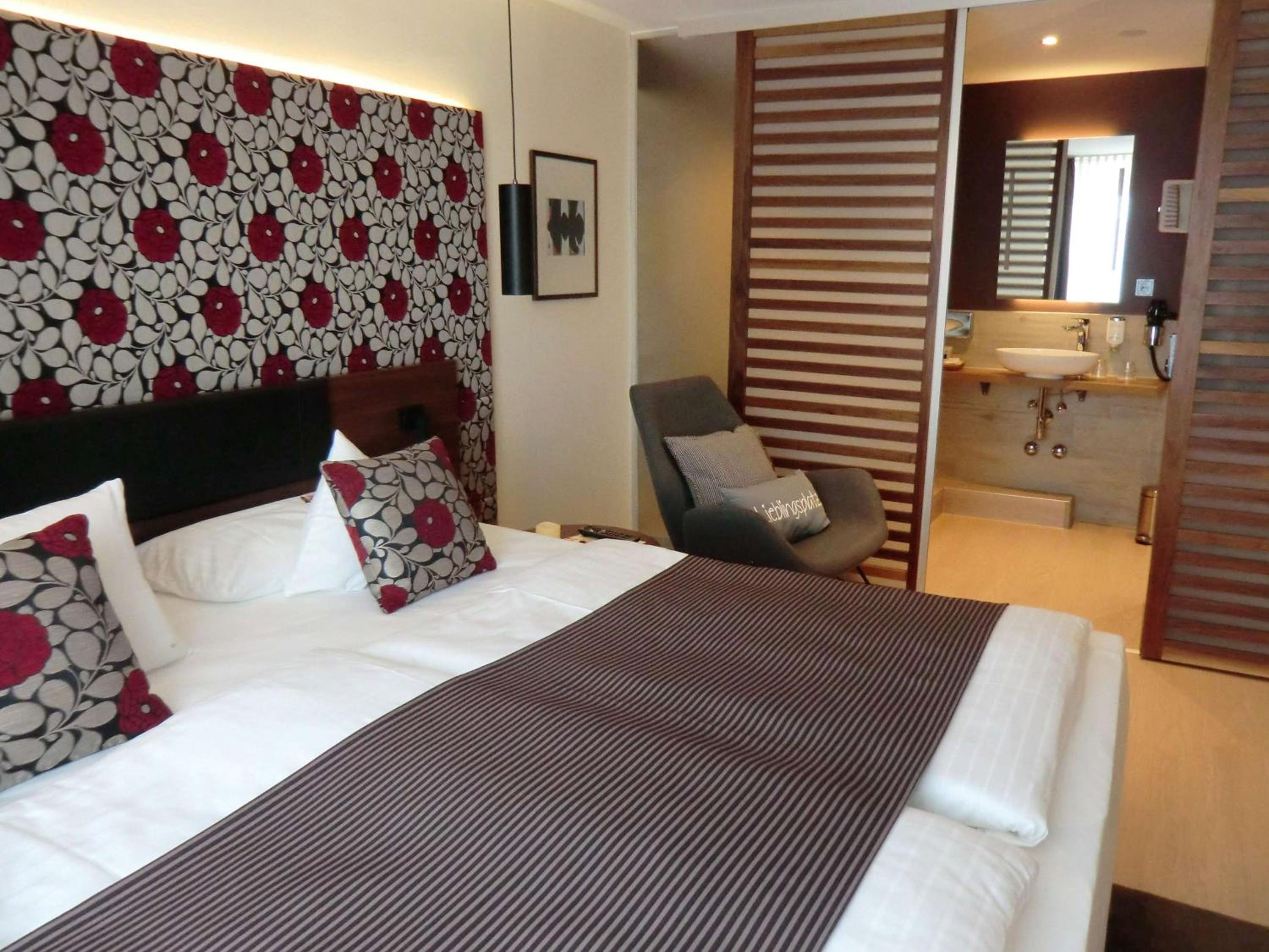 King Suite with Balcony - Photo 3