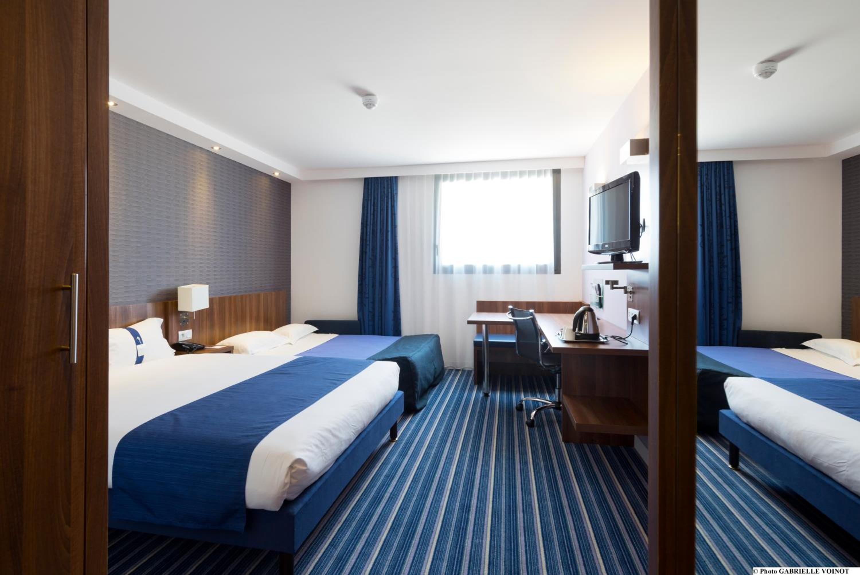 Queen Suite with Sofa Bed - Photo 5