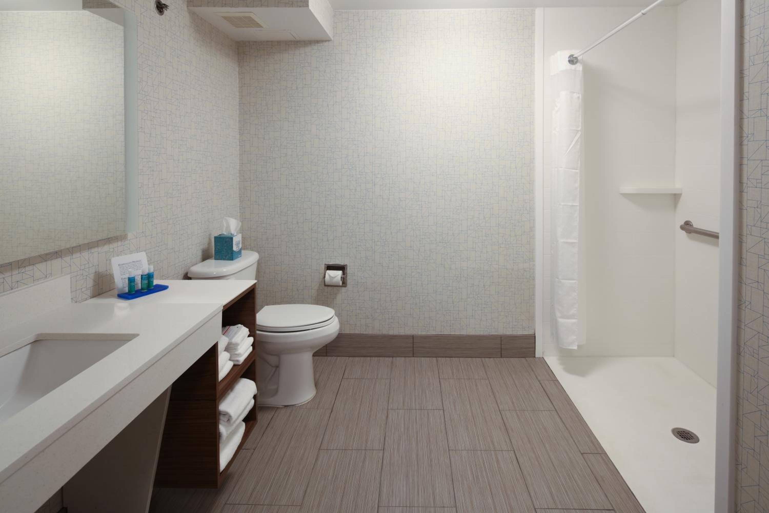 King Room - Disability Access Hearing Accessible - Roll-In Shower - Photo 2