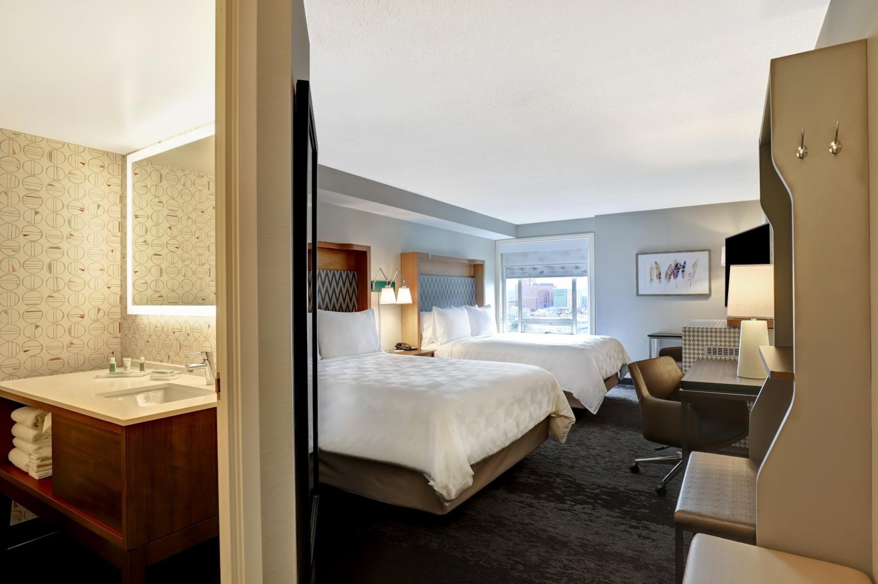 Standard Queen Room with Two Queen Beds - Photo 4