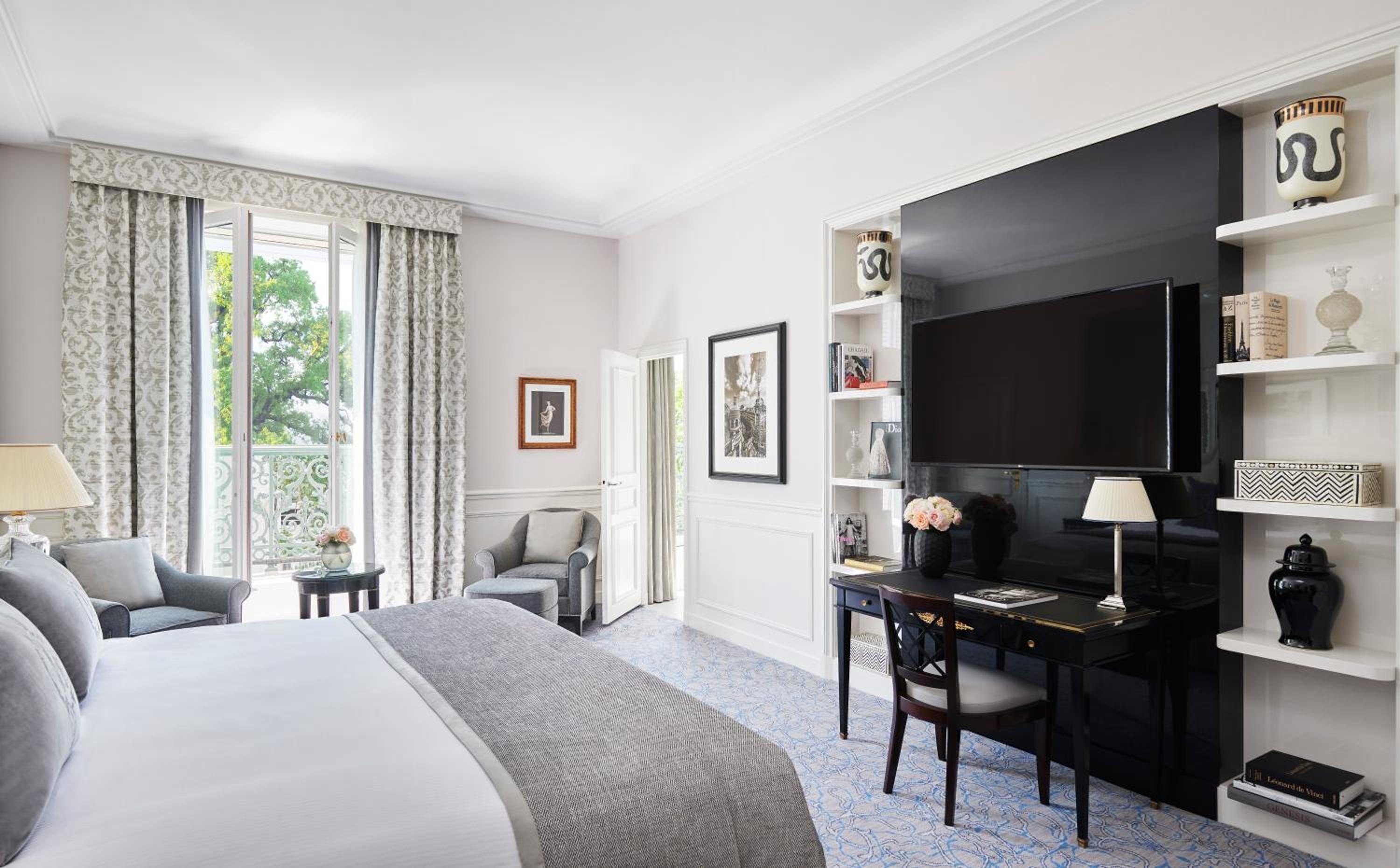 Junior King Suite with Balcony thumbnail 5