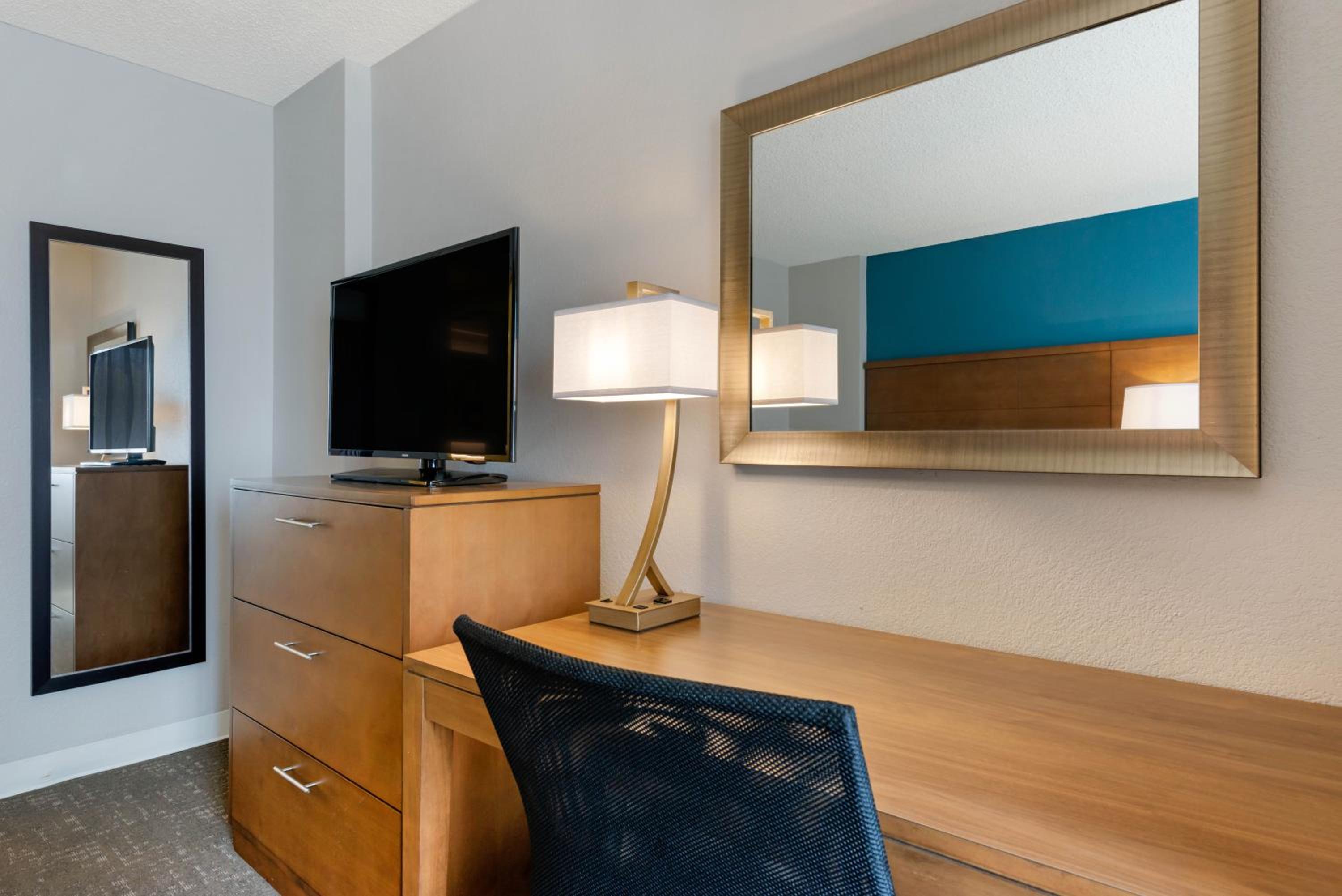 Two-Bedroom Suite with Two Bathrooms and Mobility Accessible Tub - Non-Smoking photo 3