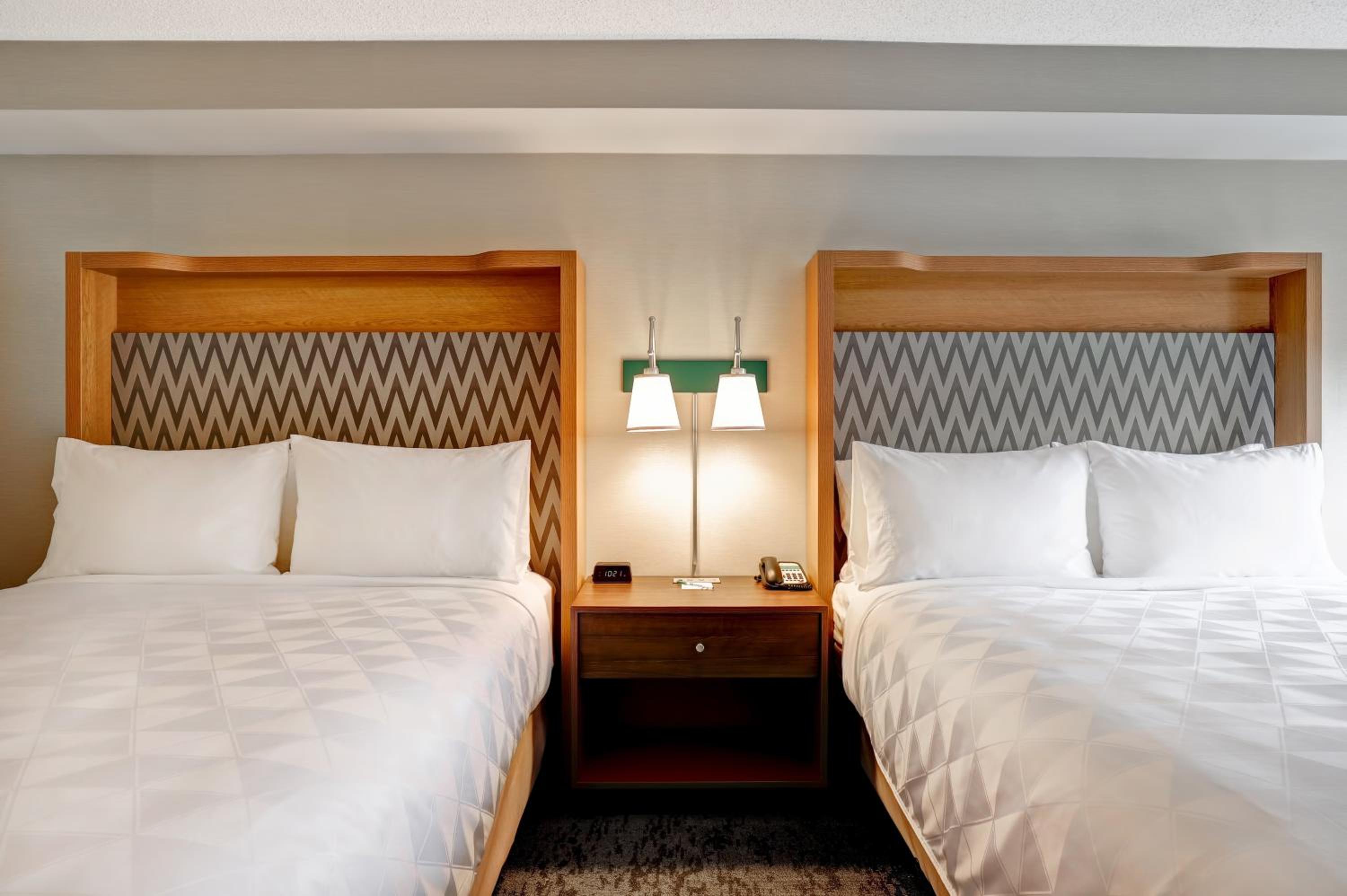 Standard Queen Room with Two Queen Beds - Photo 2
