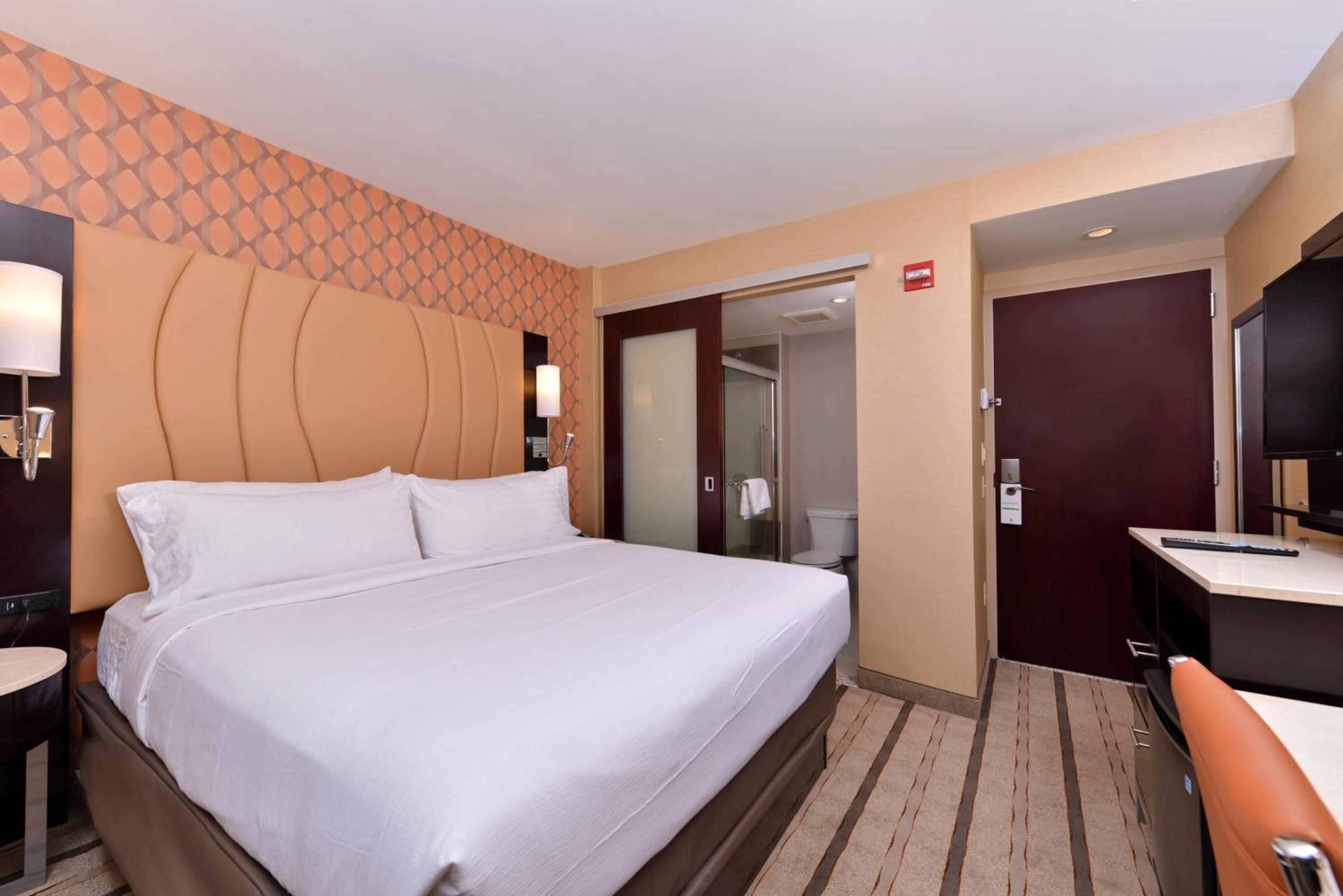 King Room - Hearing Accessible - Roll-in Shower