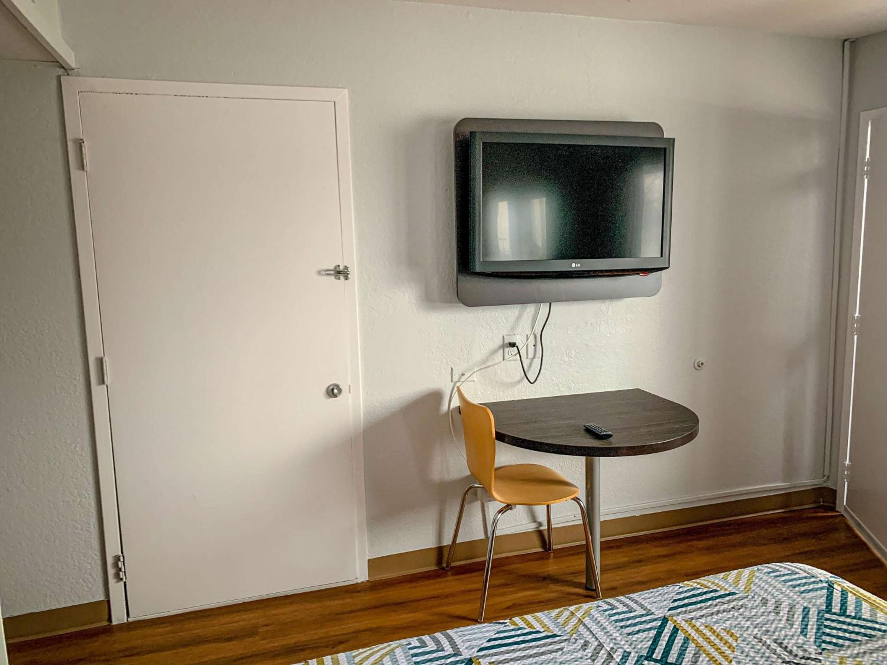 Queen Room - Non-Smoking - Photo 1