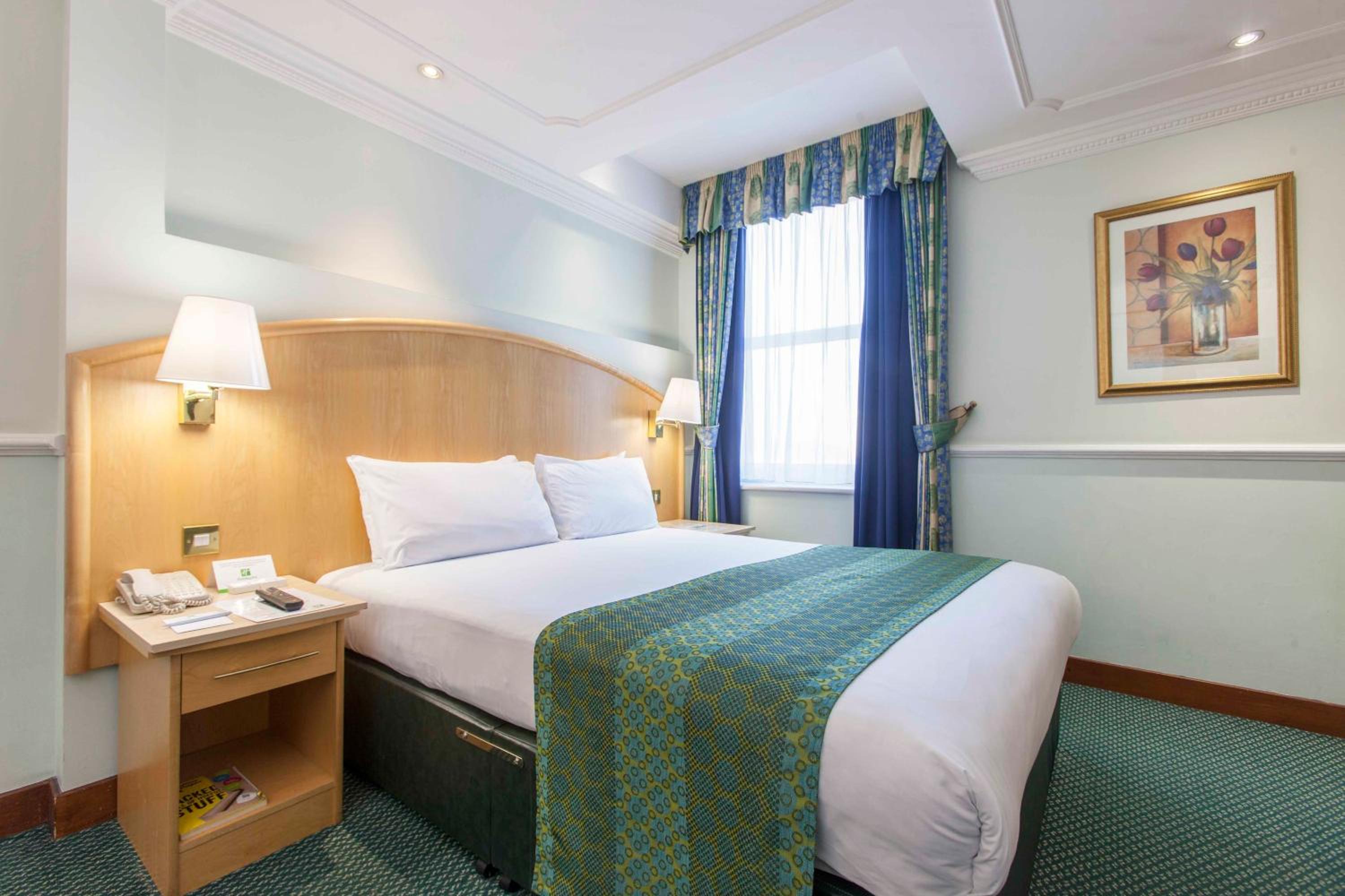 Standard Queen Room - Accessible photo 3