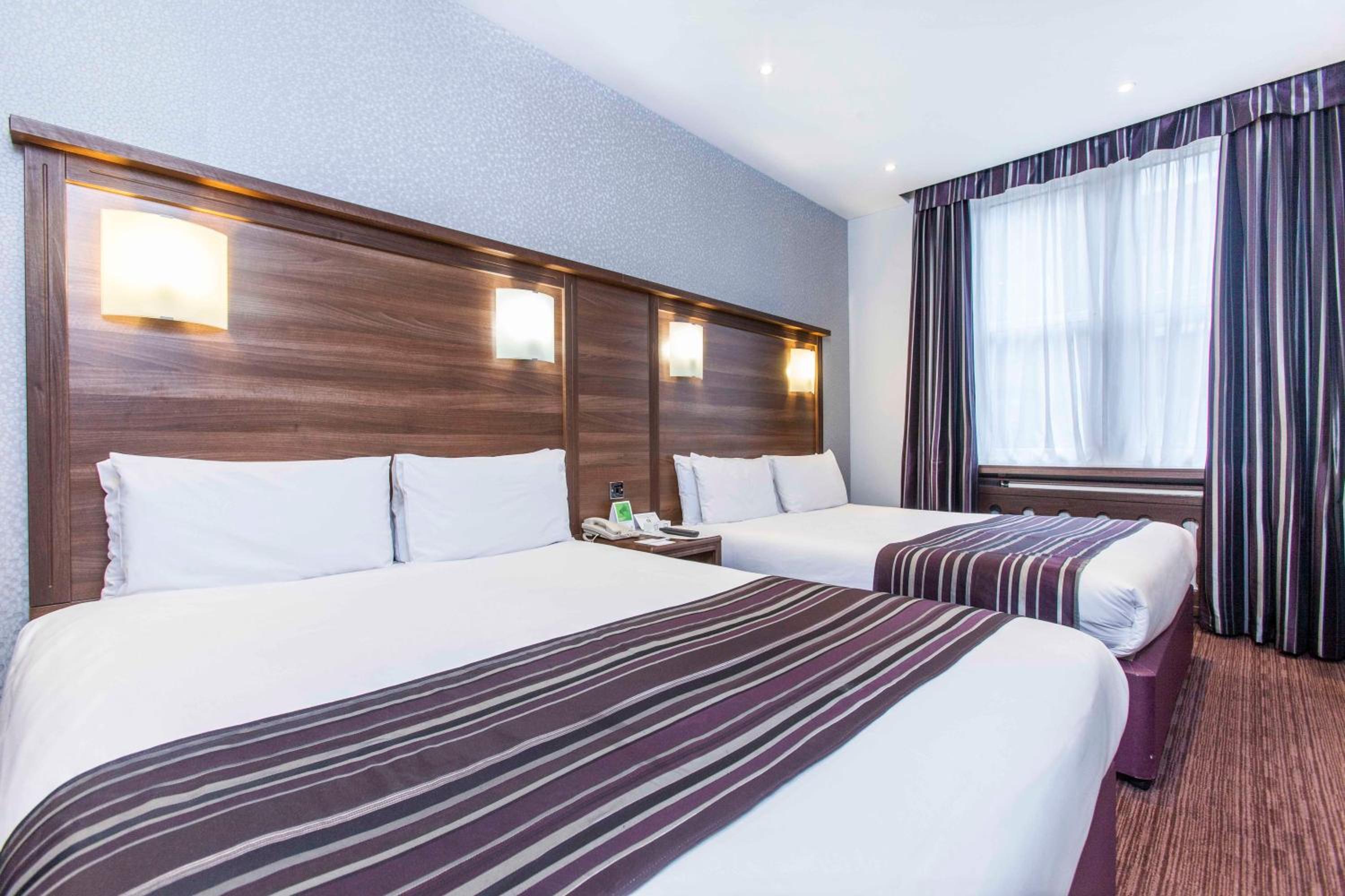Grand Double Room with Two Double Beds and Welbeck Street View photo 2