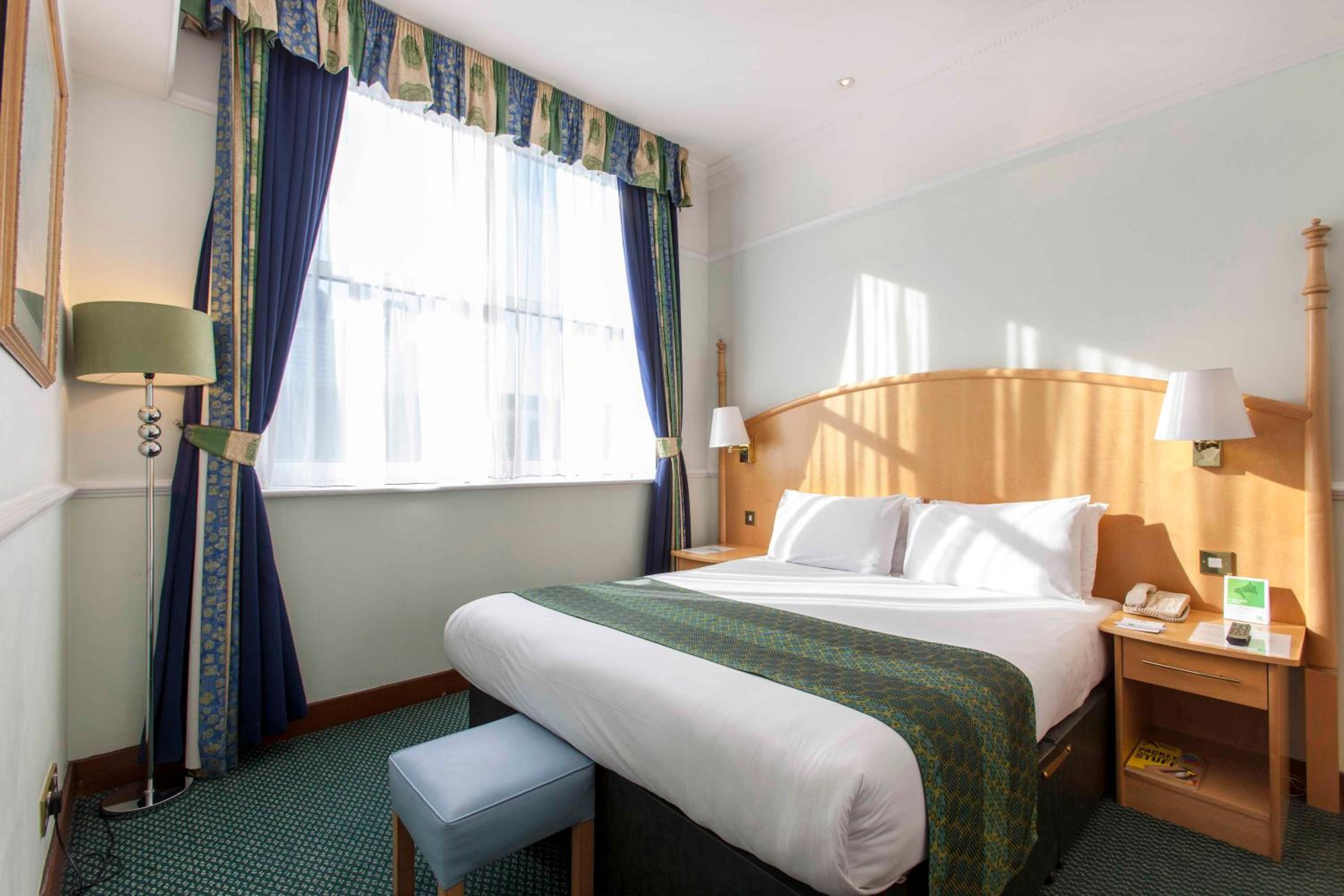 Premium Queen Room with Street View photo 2