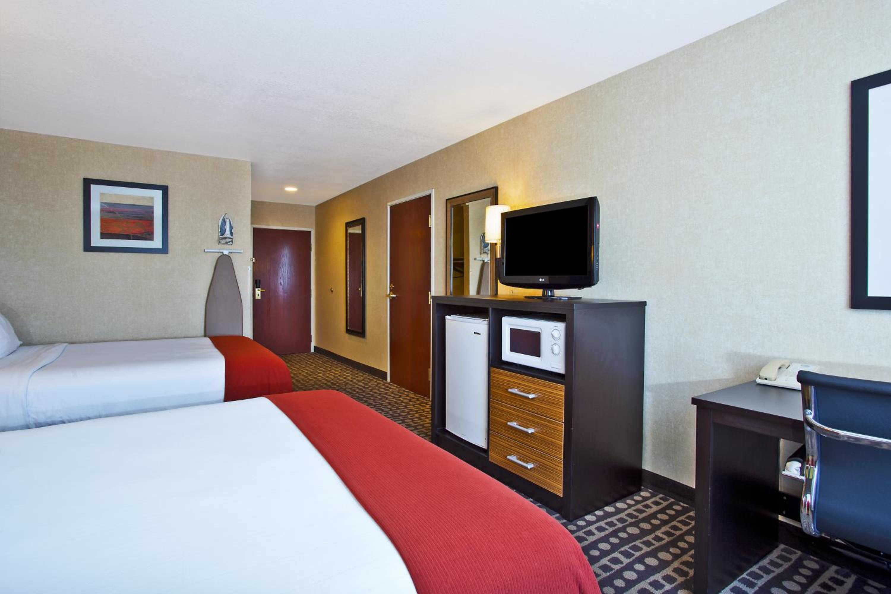Standard Queen Room with Two Queen Beds and Tub - Mobility/Communications Accessible photo 1