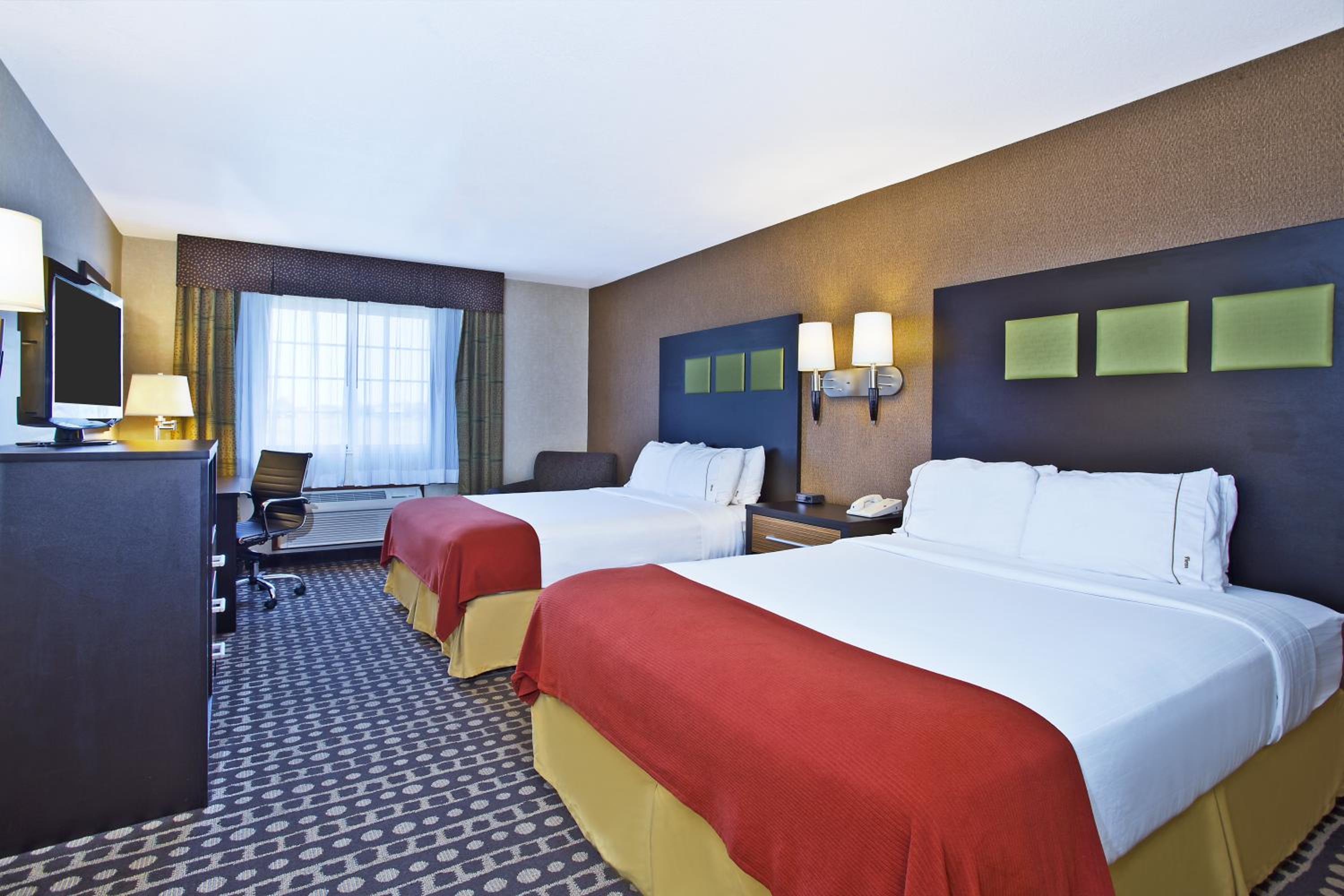 Standard Room with Two Queen Beds photo 1