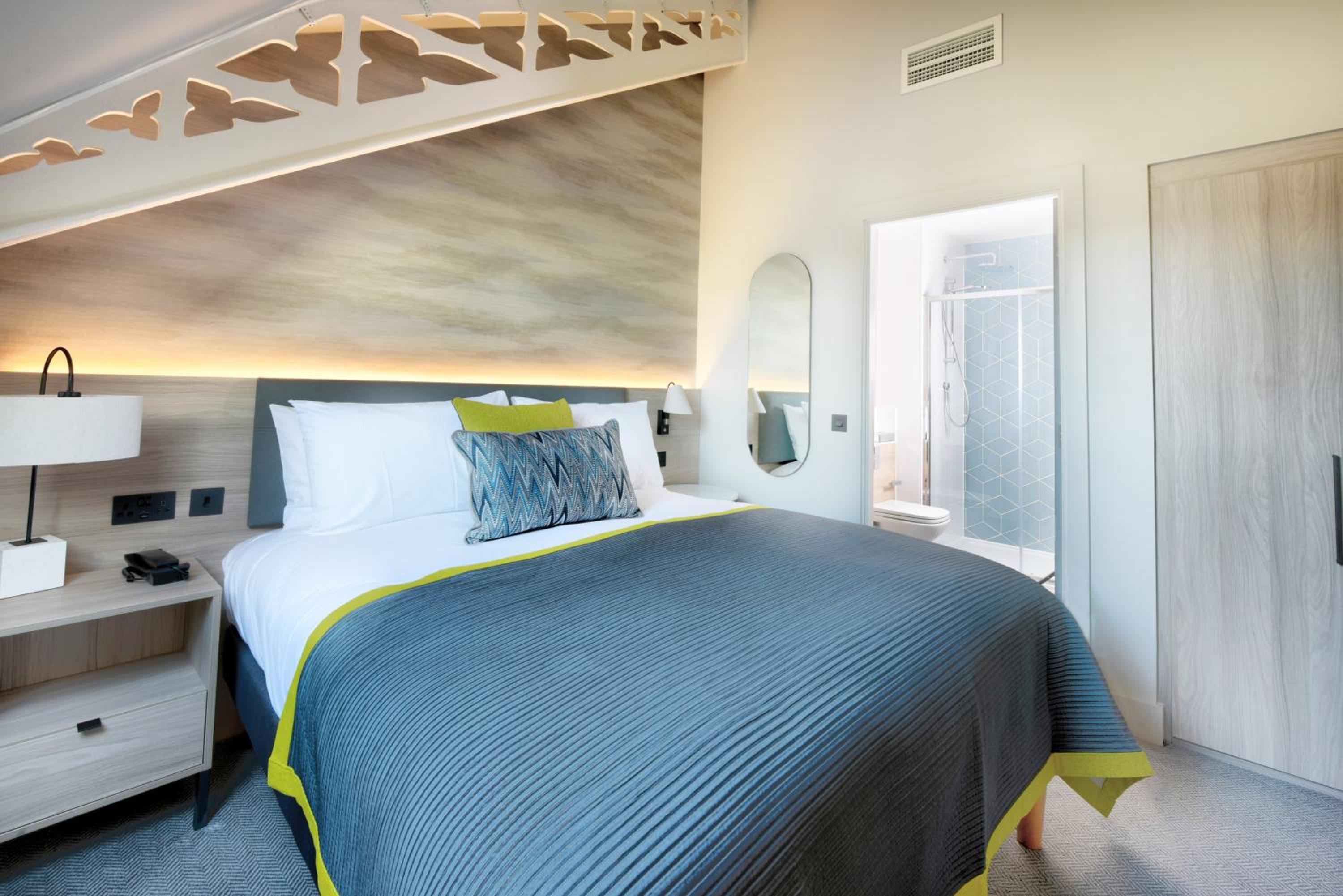 One-Bedroom King Suite - Photo 10