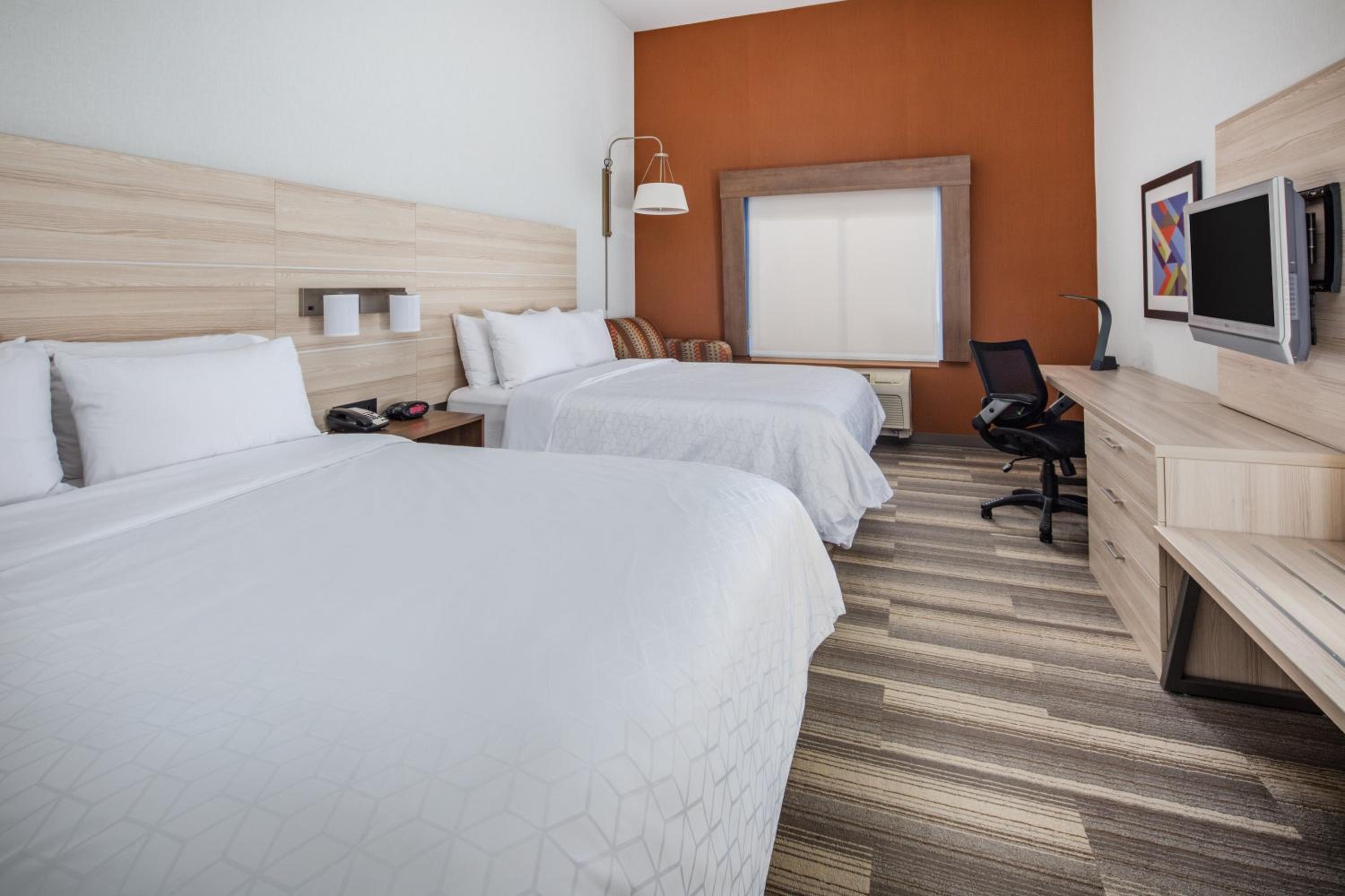 Standard Queen Room with Two Queen Beds - Photo 3