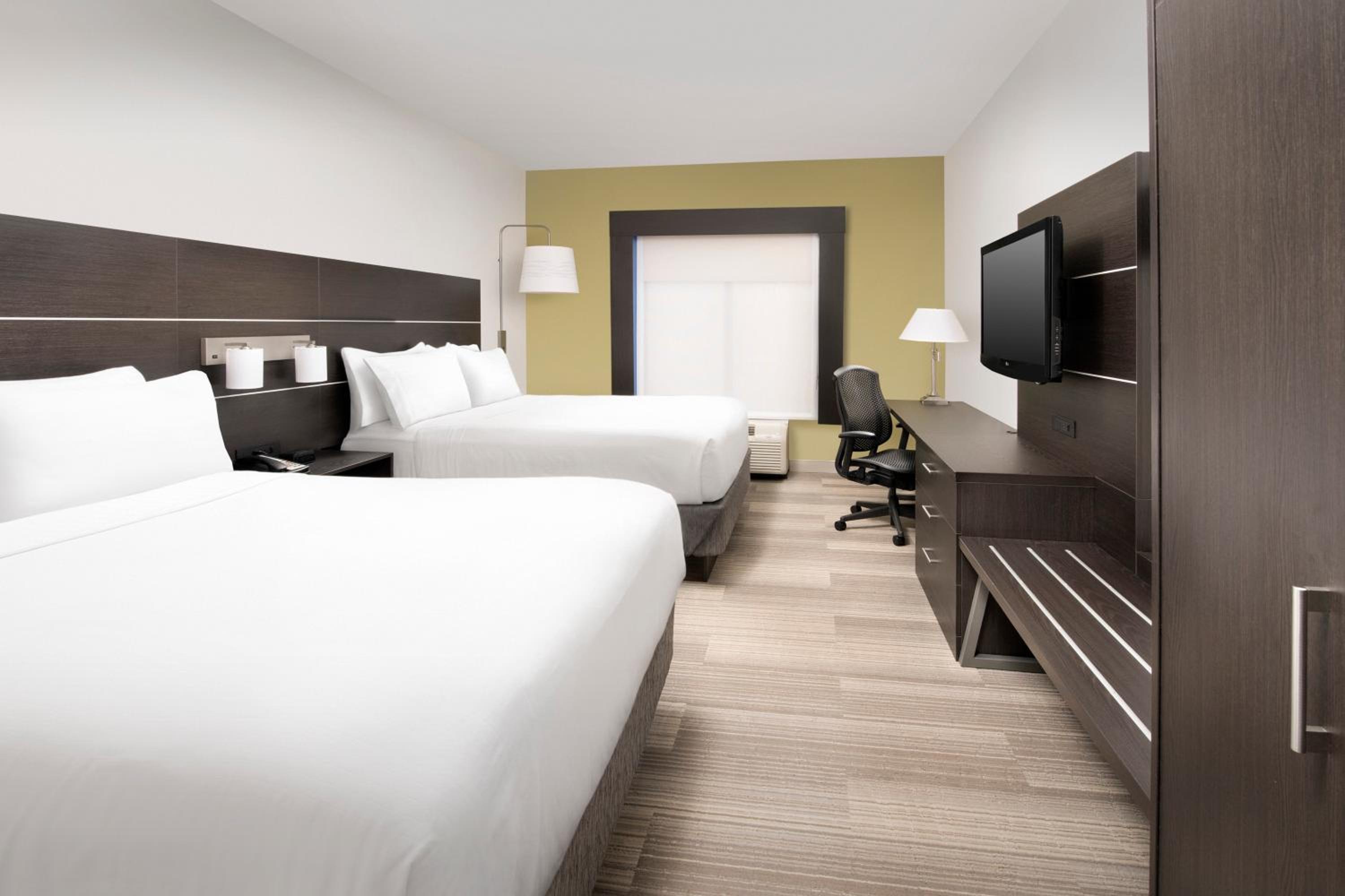Standard Room with Two Queen Beds - Photo 6