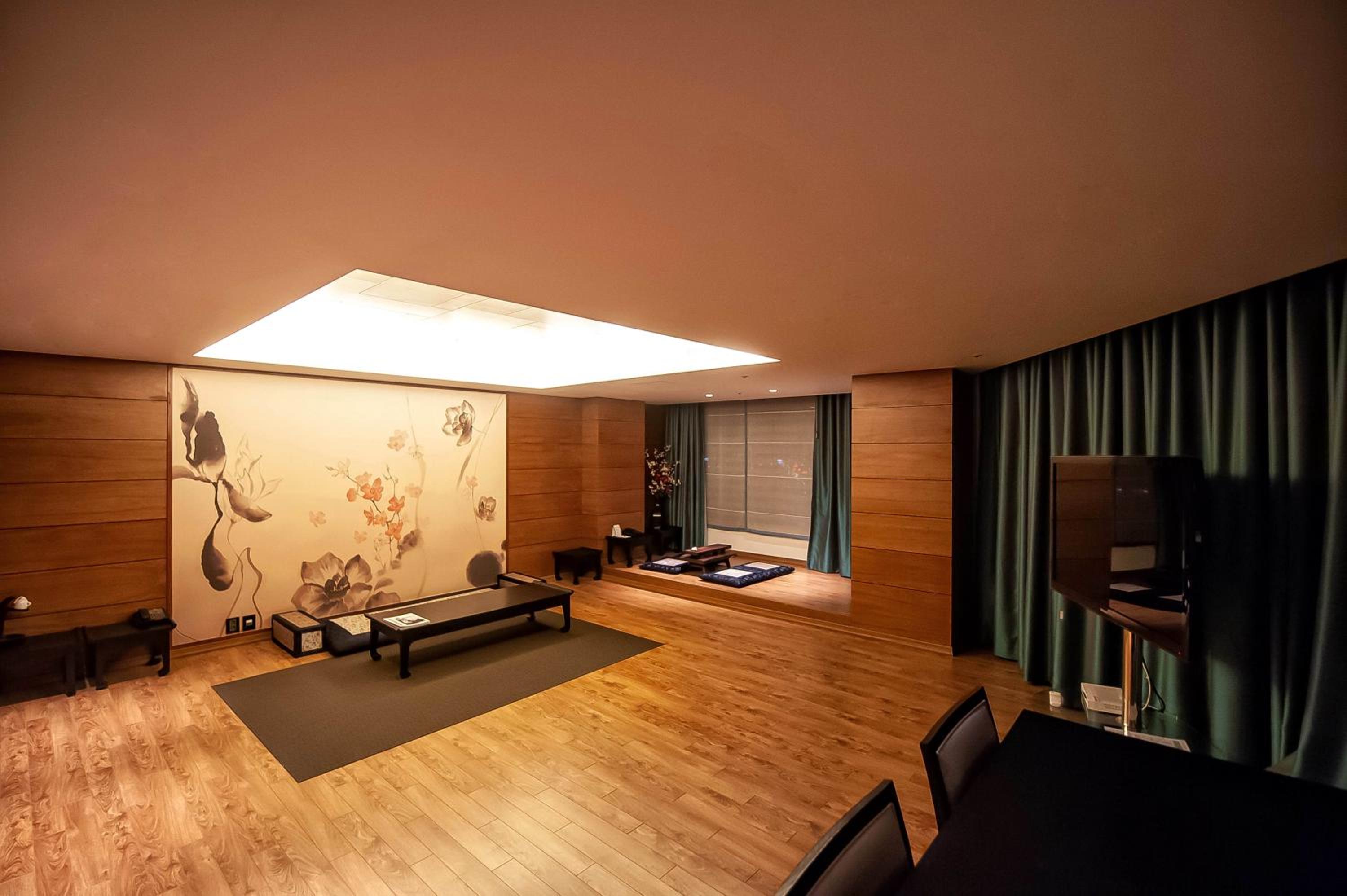 One-Bedroom King Suite - Korea Theme photo 1