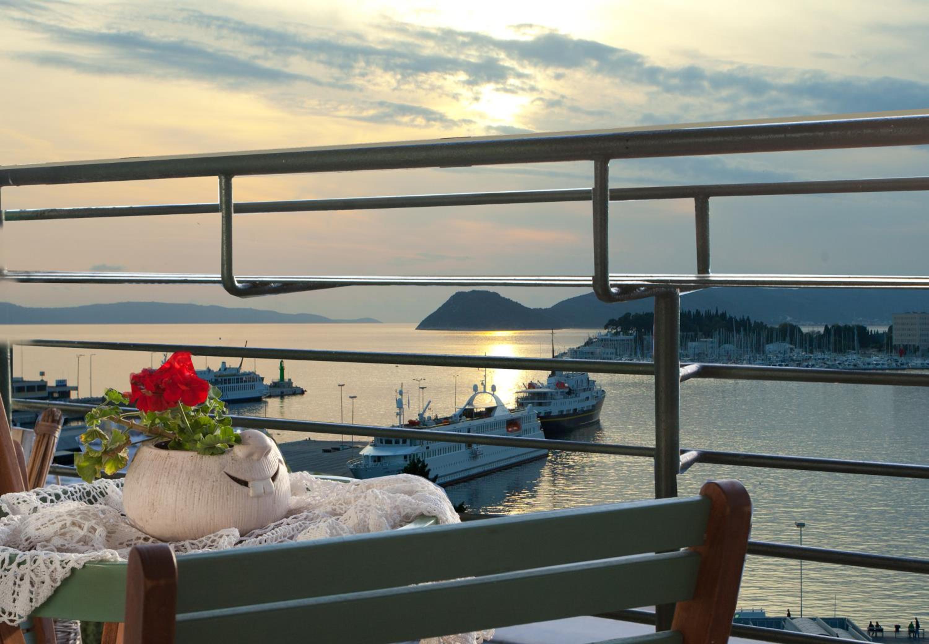 One-Bedroom Apartment with Balcony and Sea View - Photo 19