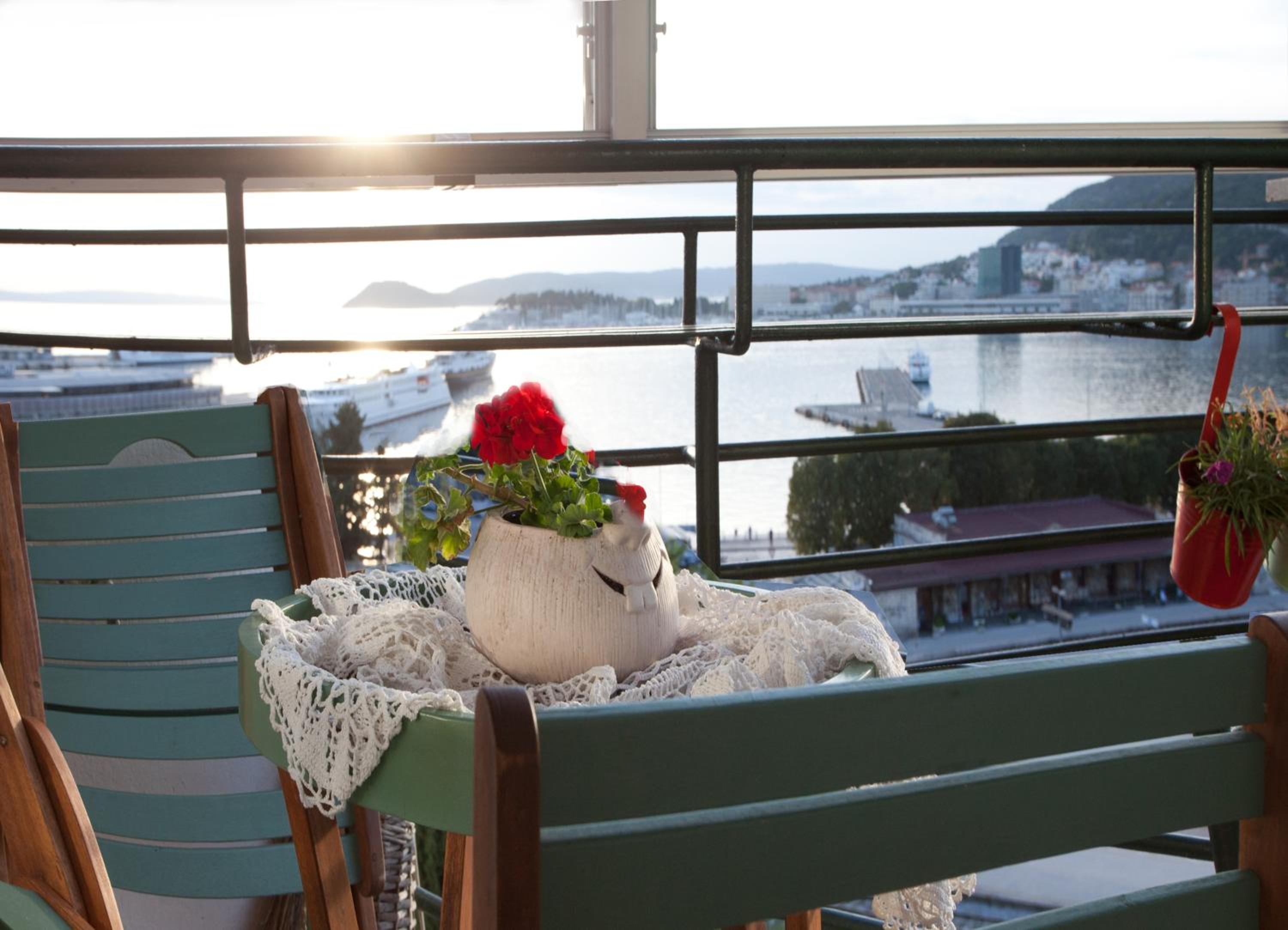 One-Bedroom Apartment with Balcony and Sea View - Photo 21