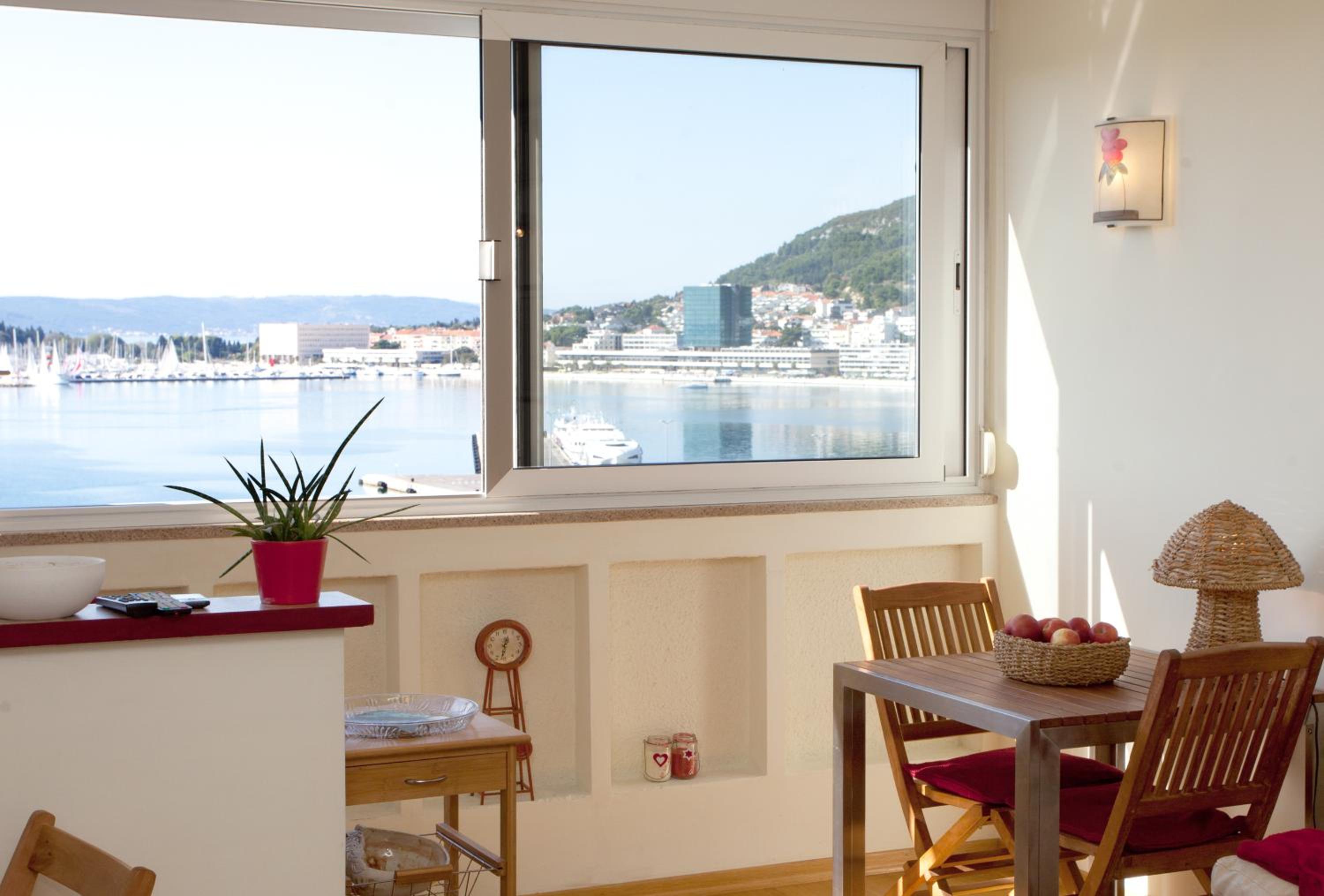 One-Bedroom Apartment with Balcony and Sea View - Photo 22