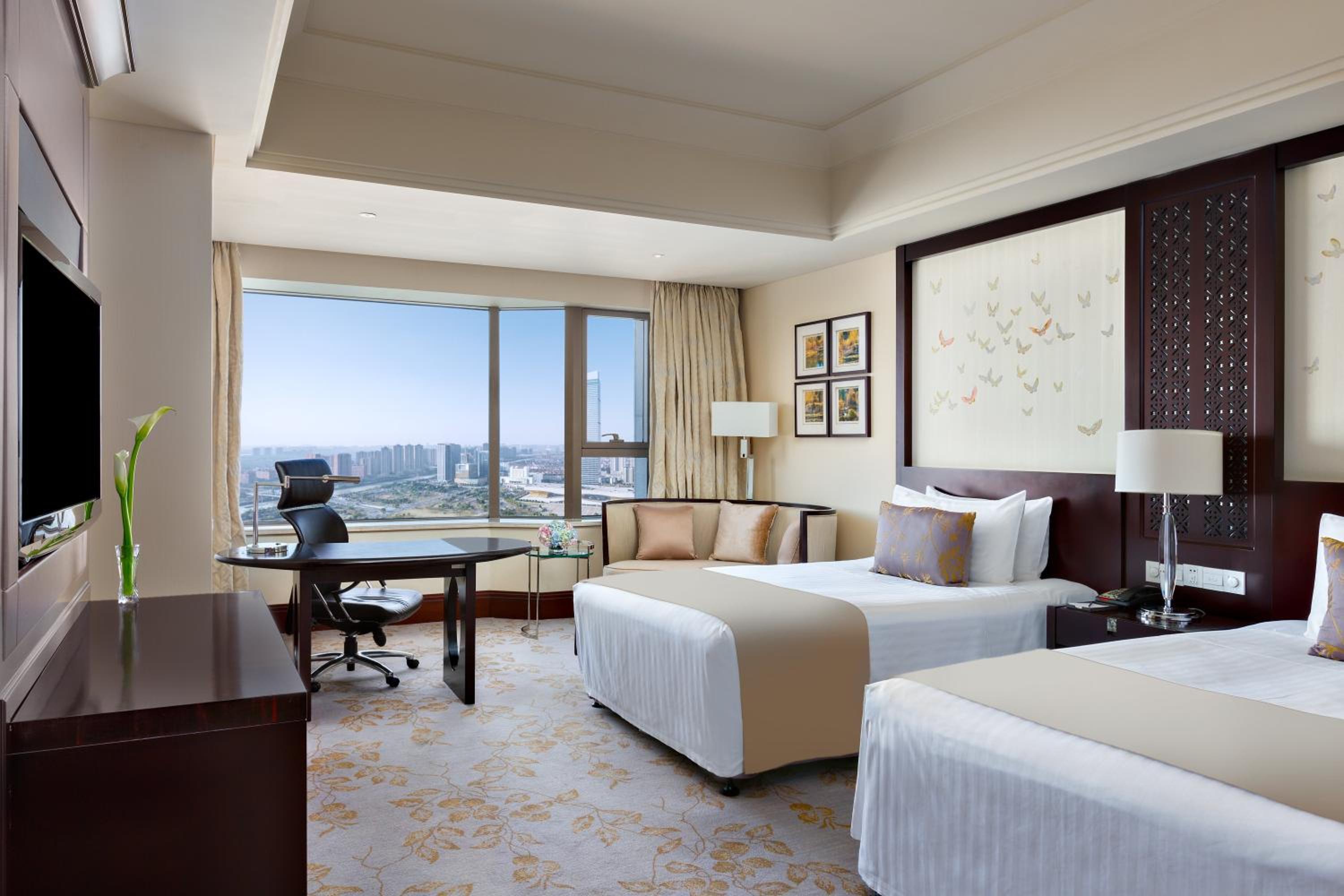 Classic Double Room with Two Double Beds and City View - Photo 6