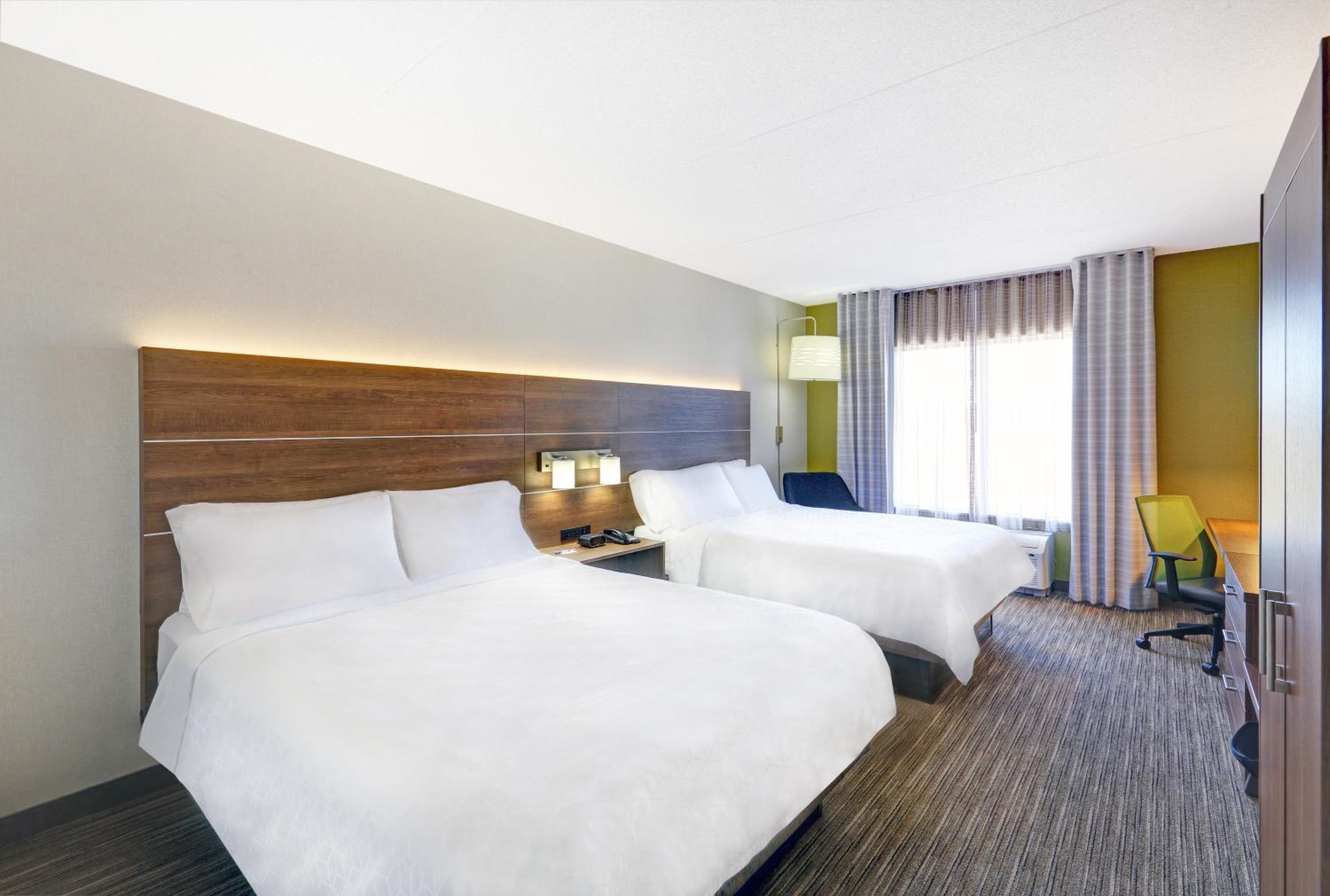 Standard Room with Two Queen Beds - Photo 5