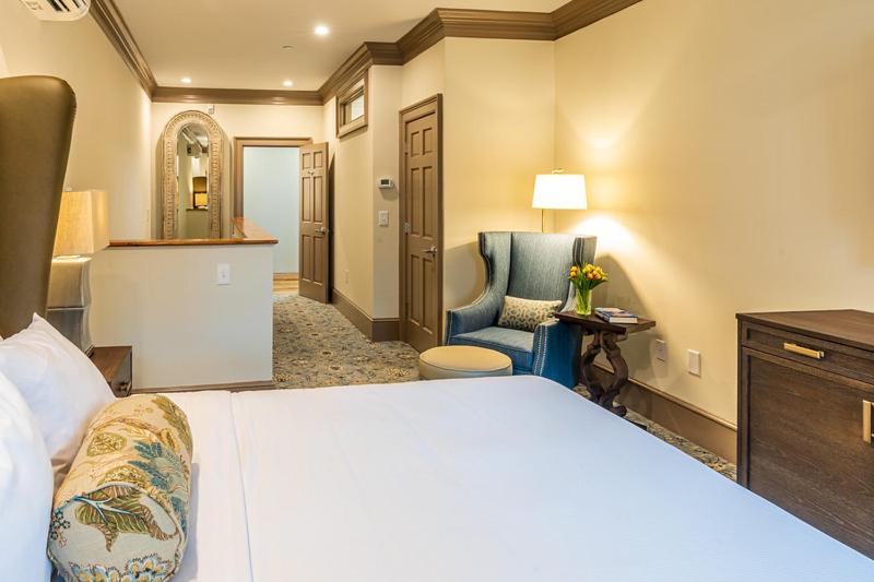 Townhouse Suite - Photo 3