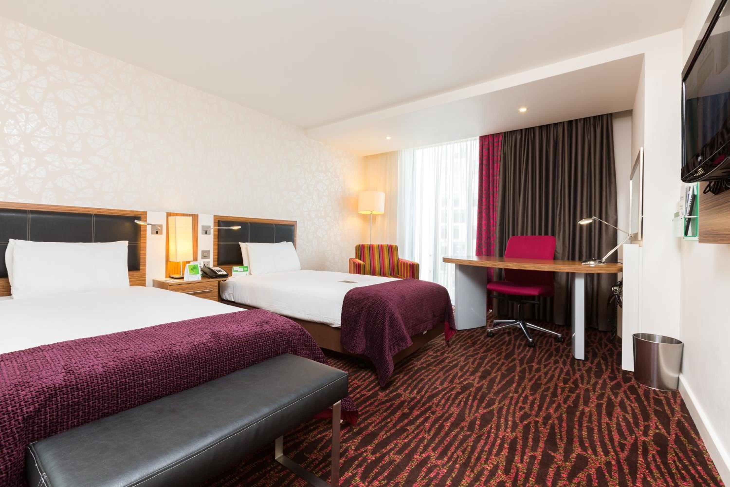 Standard Twin Room - Photo 6