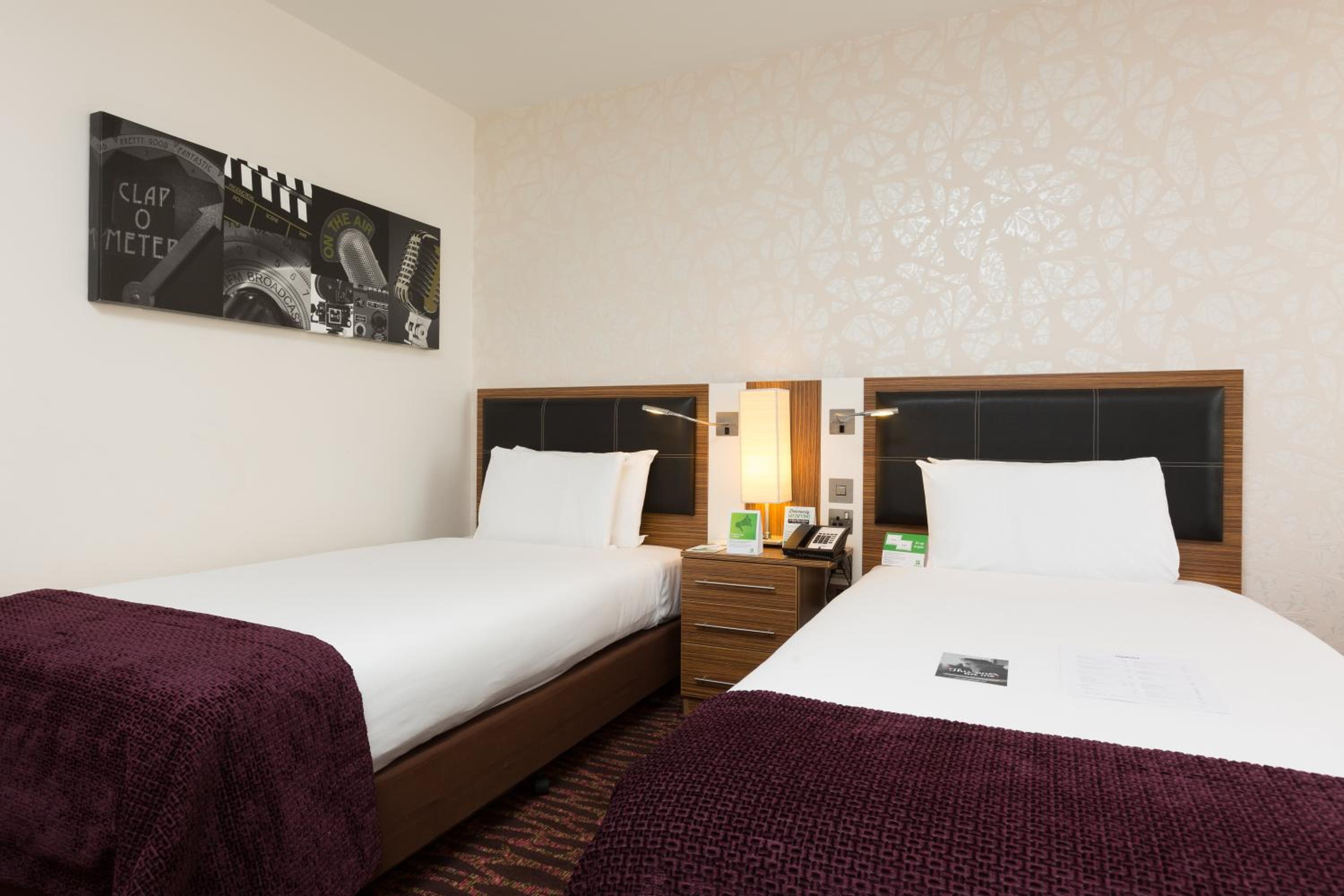 Standard Twin Room - Photo 7